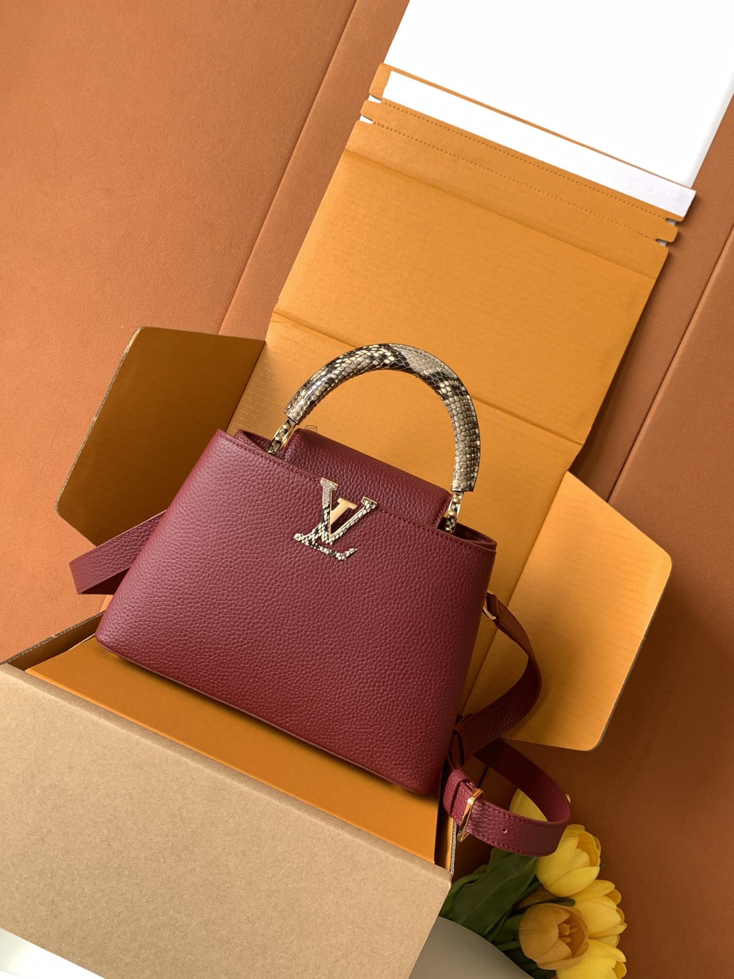 N85514 进口牛皮枣红配亮光蟒蛇金 进口牛皮 动态163 2024 夏季款 Capucines 迷你