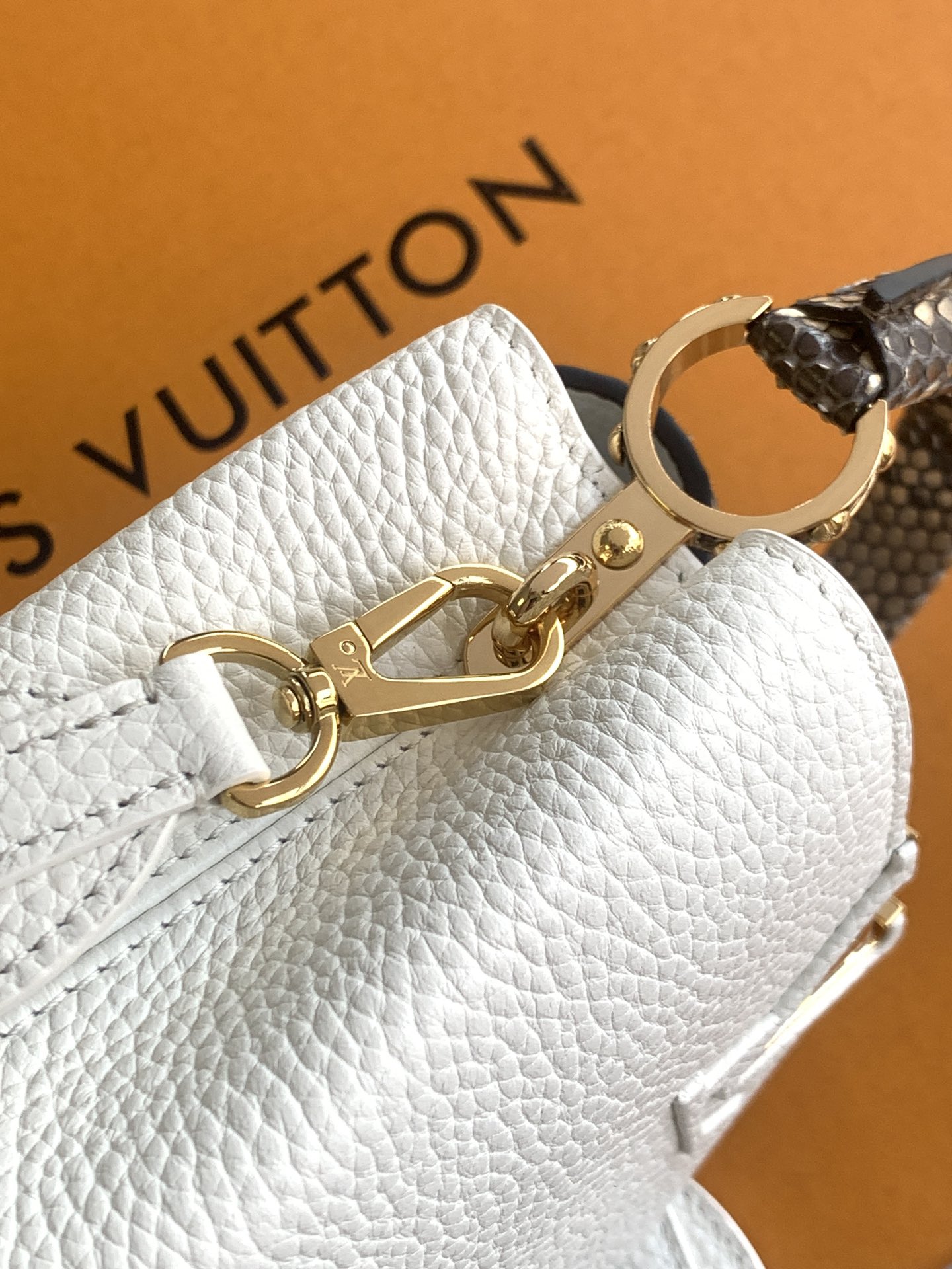 【特级MB芯片版原厂皮】Capucines 迷你型号：M81410白配亮光色蟒蛇动态芯片版材料：A级全钢