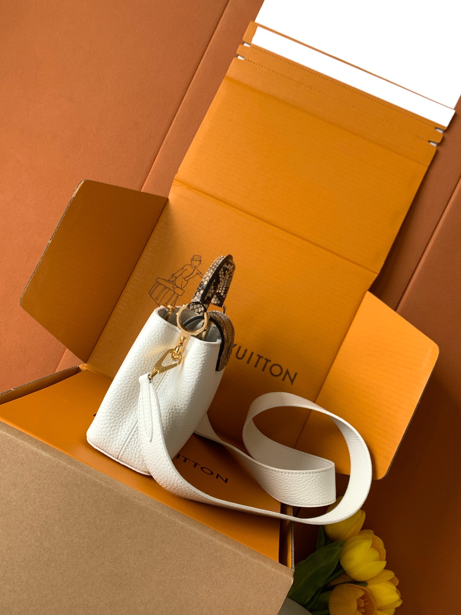 【特级MB芯片版原厂皮】Capucines 迷你型号：M81410白配亮光色蟒蛇动态芯片版材料：A级全钢