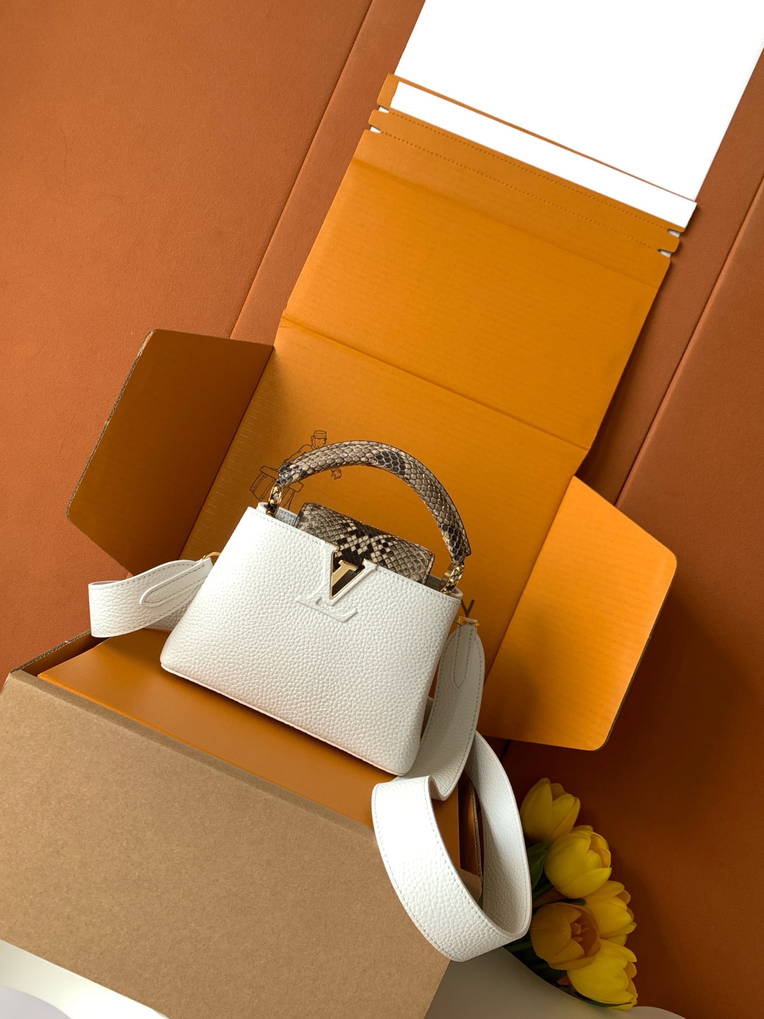 【特级MB芯片版原厂皮】Capucines 迷你型号：M81410白配亮光色蟒蛇动态芯片版材料：A级全钢