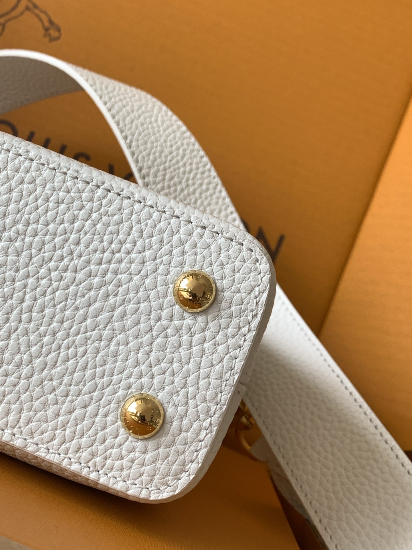 【特级MB芯片版原厂皮】Capucines 迷你型号：M81410白配亮光色蟒蛇动态芯片版材料：A级全钢