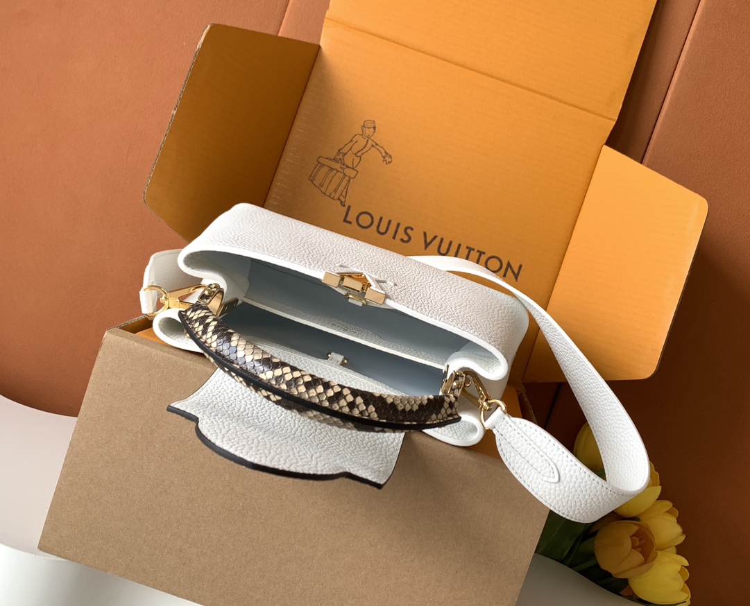 【特级MB芯片版原厂皮】本款 Capucines BB 手袋型号：M81408白配亮光蟒蛇动态芯片版材料