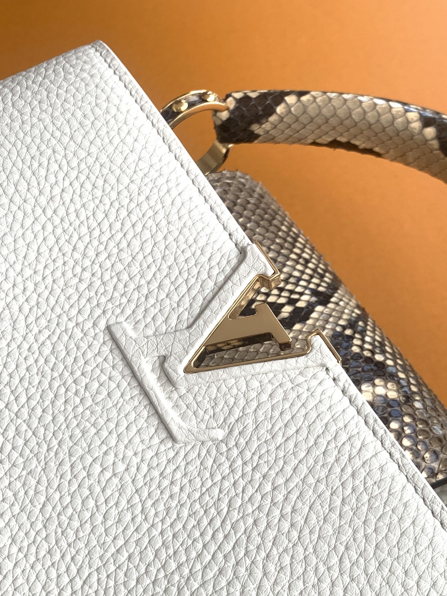 【特级MB芯片版原厂皮】本款 Capucines BB 手袋型号：M81408白配亮光蟒蛇动态芯片版材料