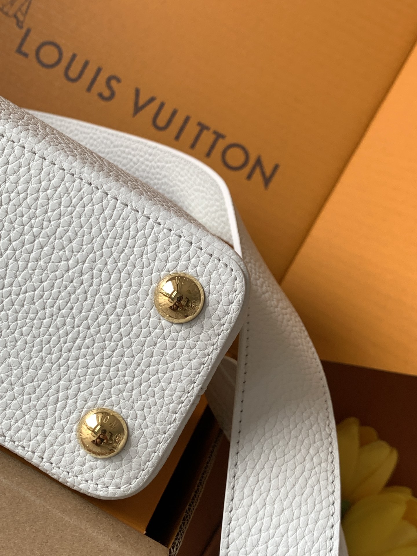 【特级MB芯片版原厂皮】本款 Capucines BB 手袋型号：M81408白配亮光蟒蛇动态芯片版材料