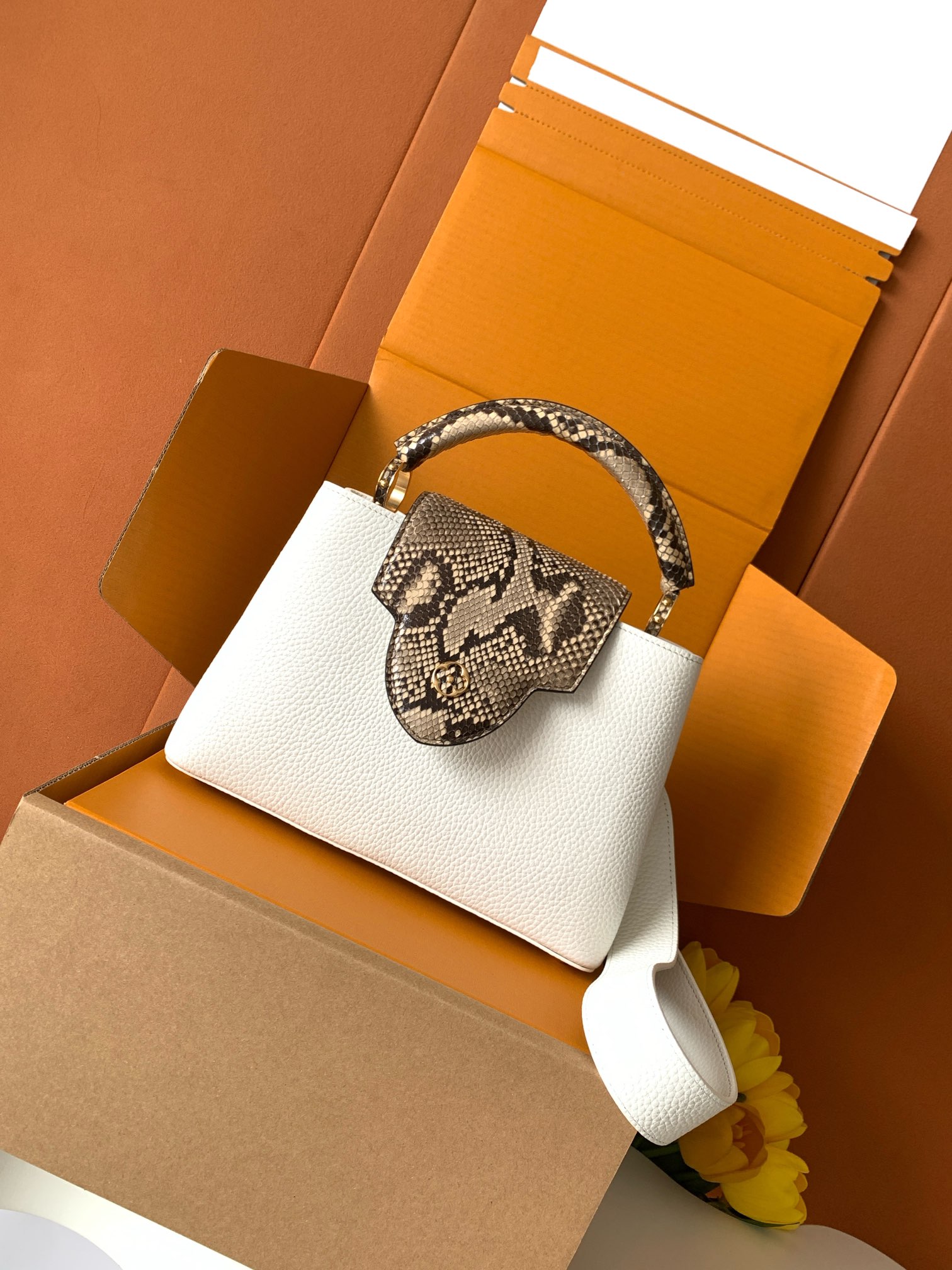 【特级MB芯片版原厂皮】本款 Capucines BB 手袋型号：M81408白配亮光蟒蛇动态芯片版材料