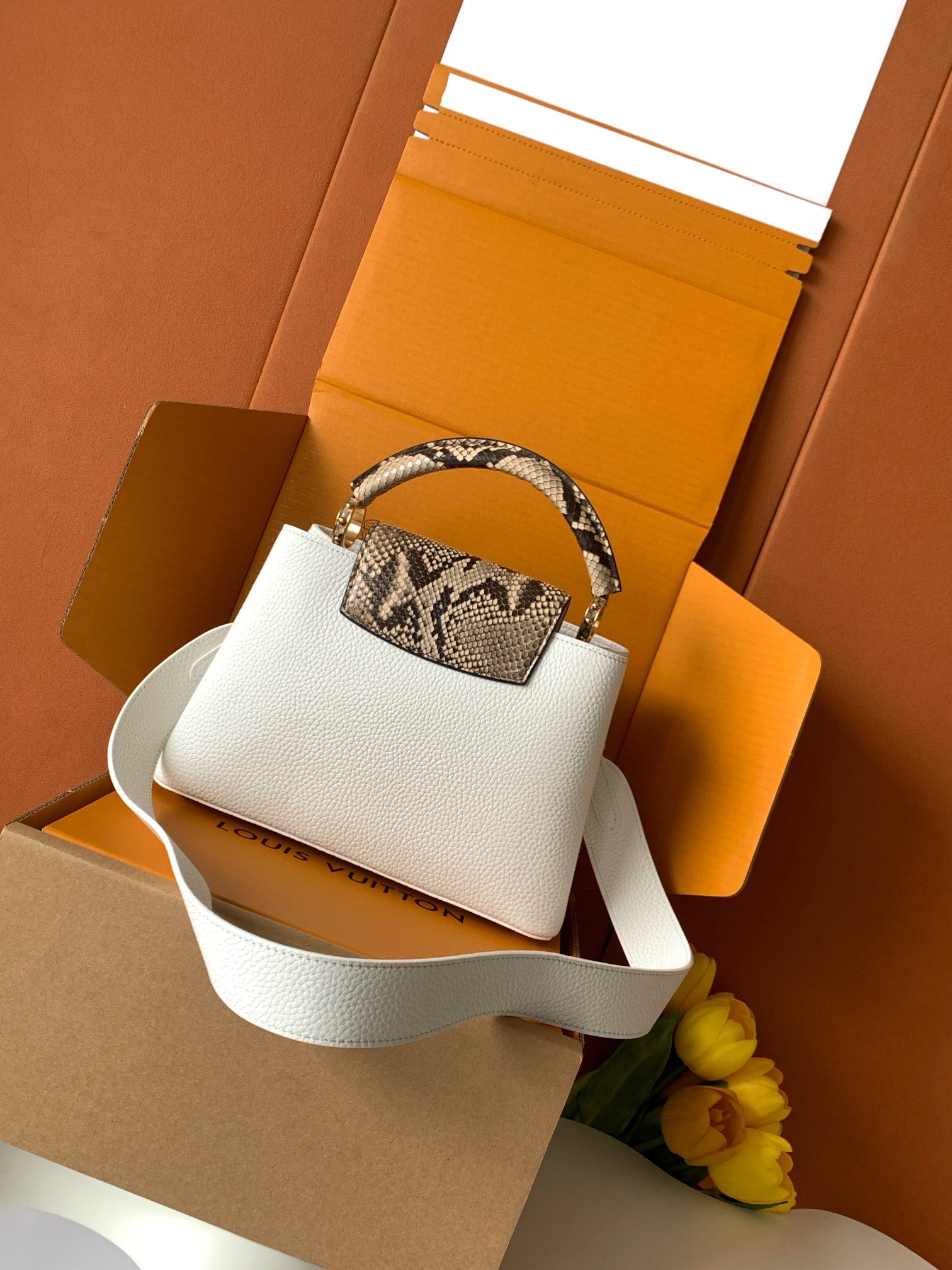 【特级MB芯片版原厂皮】本款 Capucines BB 手袋型号：M81408白配亮光蟒蛇动态芯片版材料