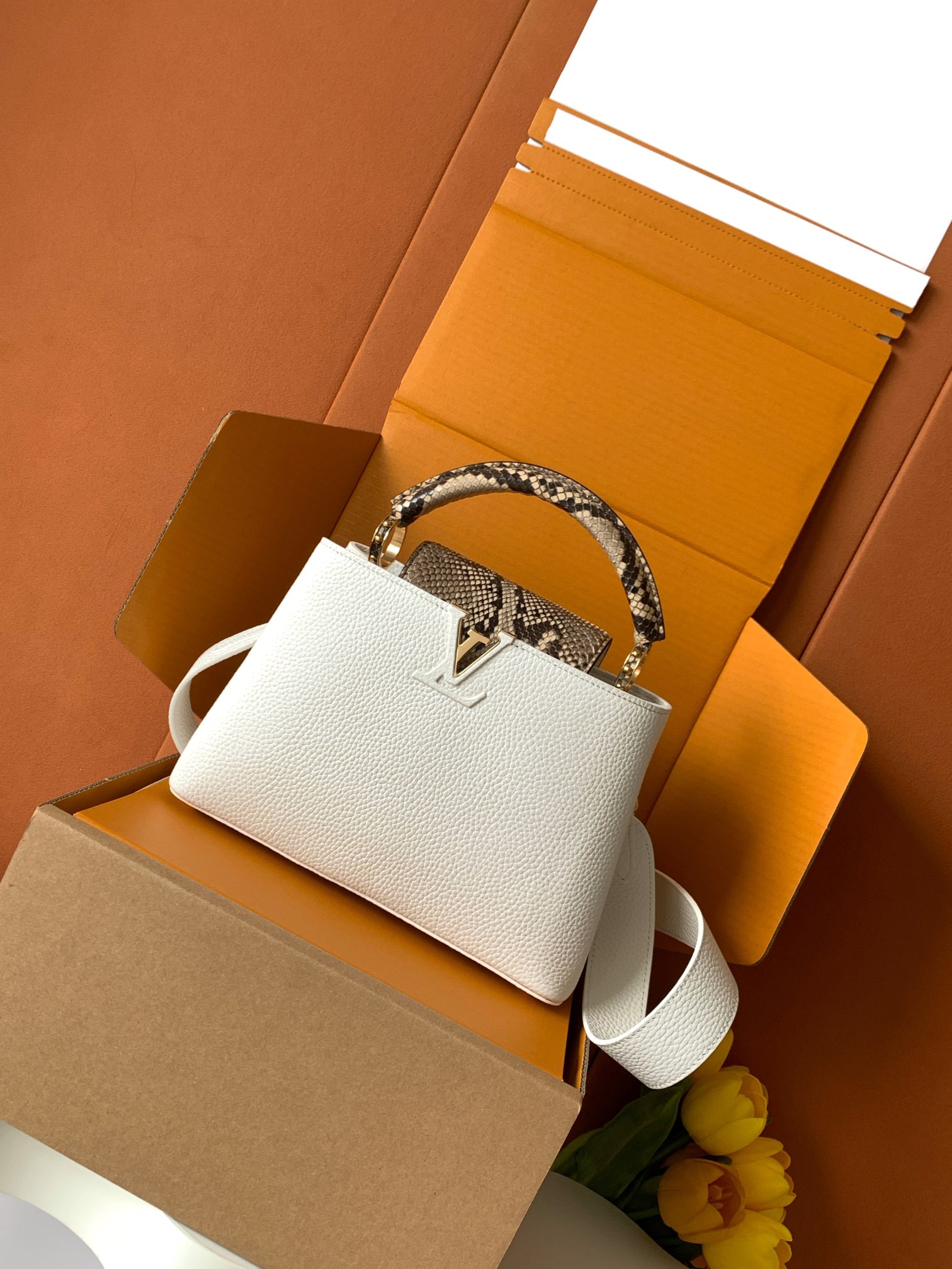 【特级MB芯片版原厂皮】本款 Capucines BB 手袋型号：M81408白配亮光蟒蛇动态芯片版材料