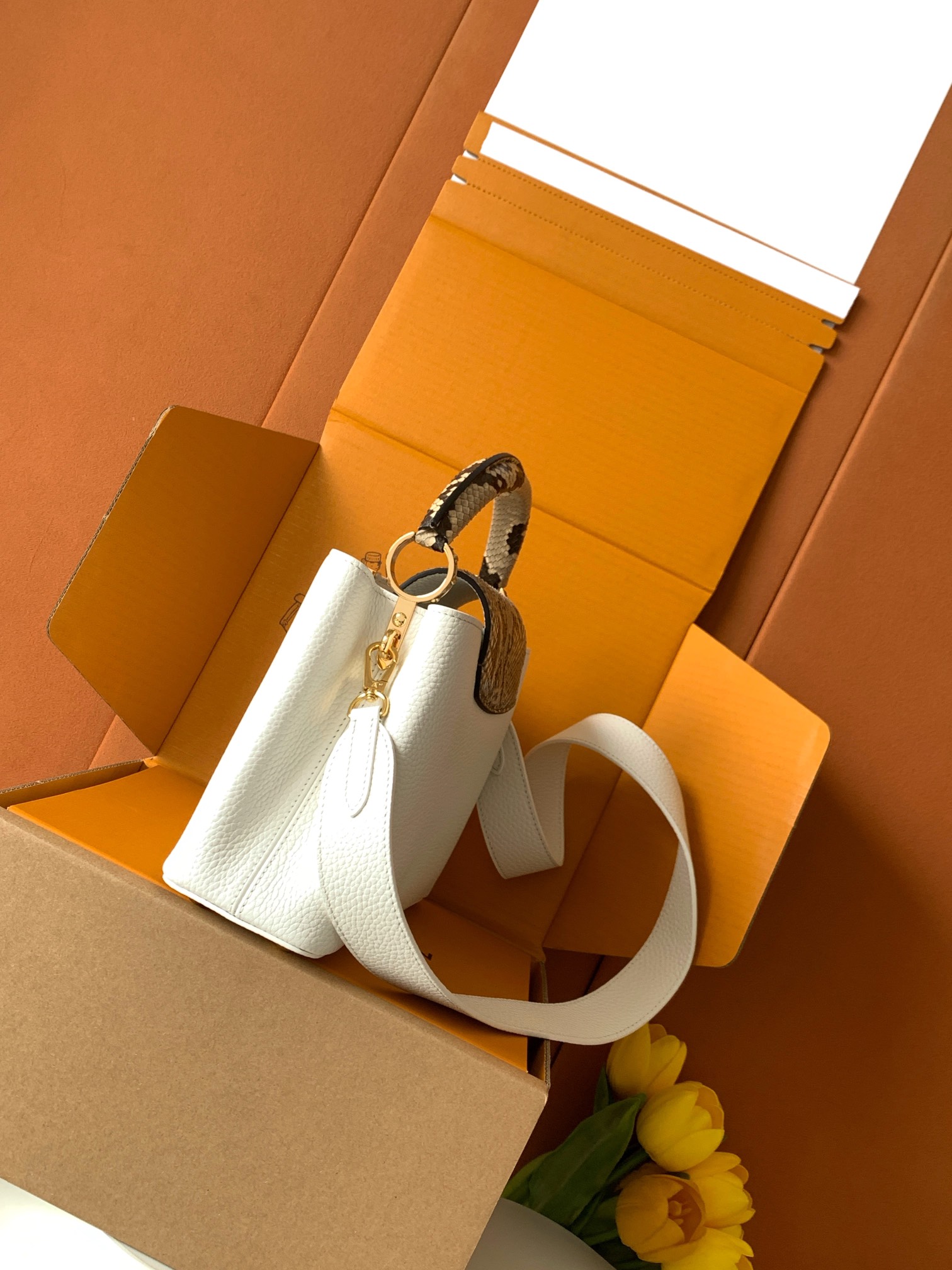 【特级MB芯片版原厂皮】本款 Capucines BB 手袋型号：M81408白配亮光蟒蛇动态芯片版材料