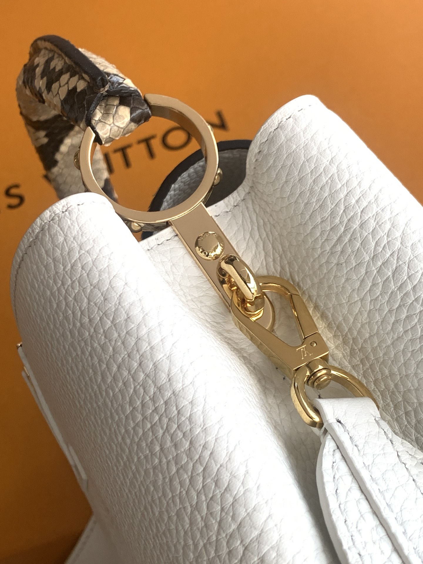 【特级MB芯片版原厂皮】本款 Capucines BB 手袋型号：M81408白配亮光蟒蛇动态芯片版材料