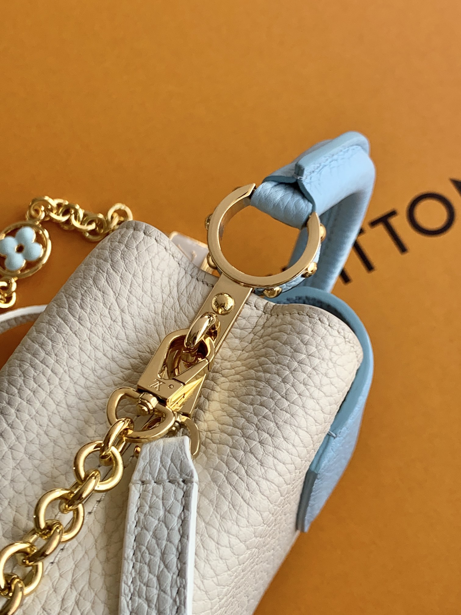 全钢五金 进口牛皮. 纯手工定制M23952珍珠白配蓝色金（163C芯片版）皮料是意大利A级皮料是在于品