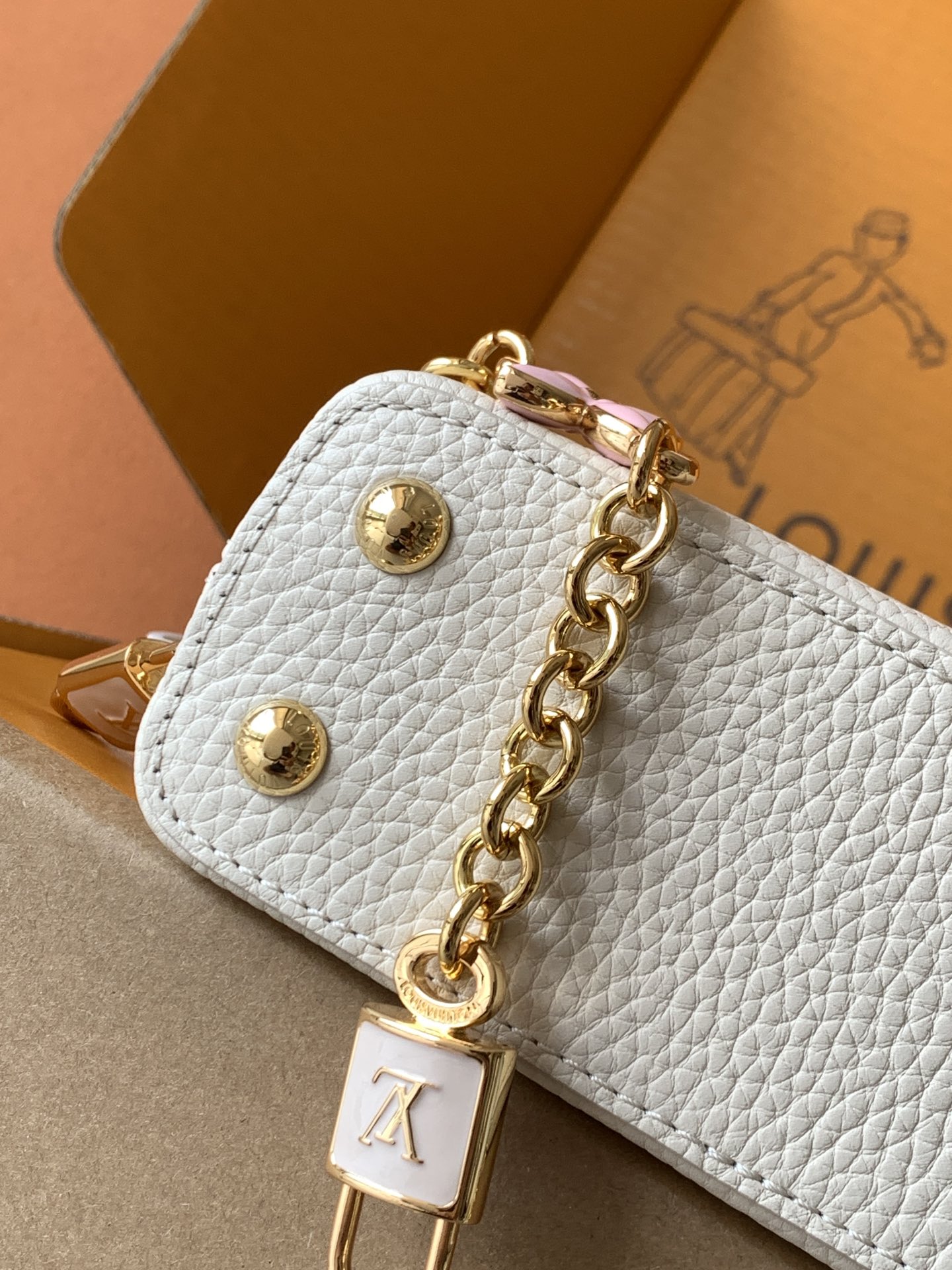 全钢五金 进口牛皮. 纯手工定制M23952珍珠白配蓝色金（163C芯片版）皮料是意大利A级皮料是在于品