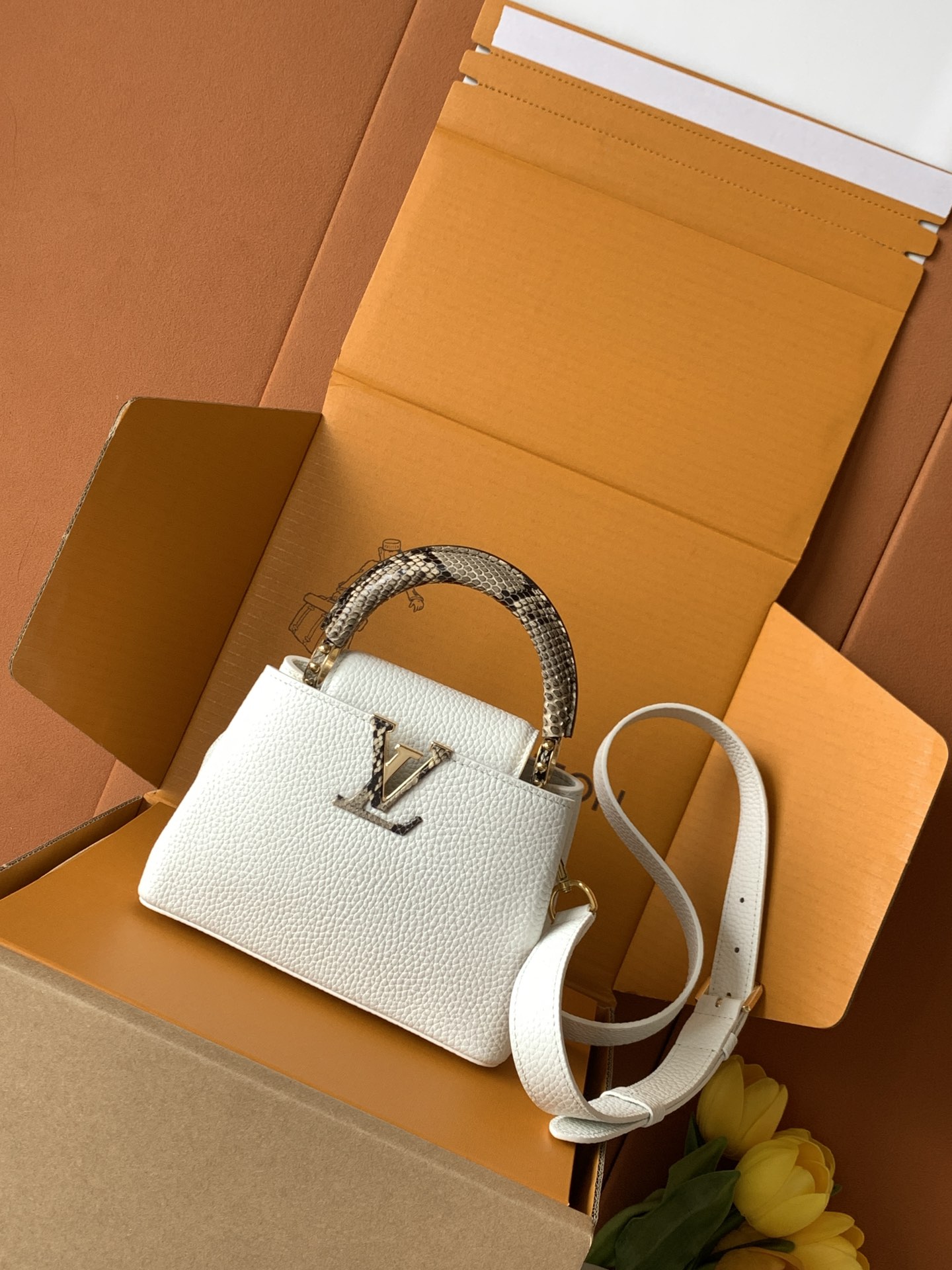 N85515特级全钢 进口牛皮白配亮光蟒蛇金动态163 2024 夏季款 Capucines 迷你手袋取