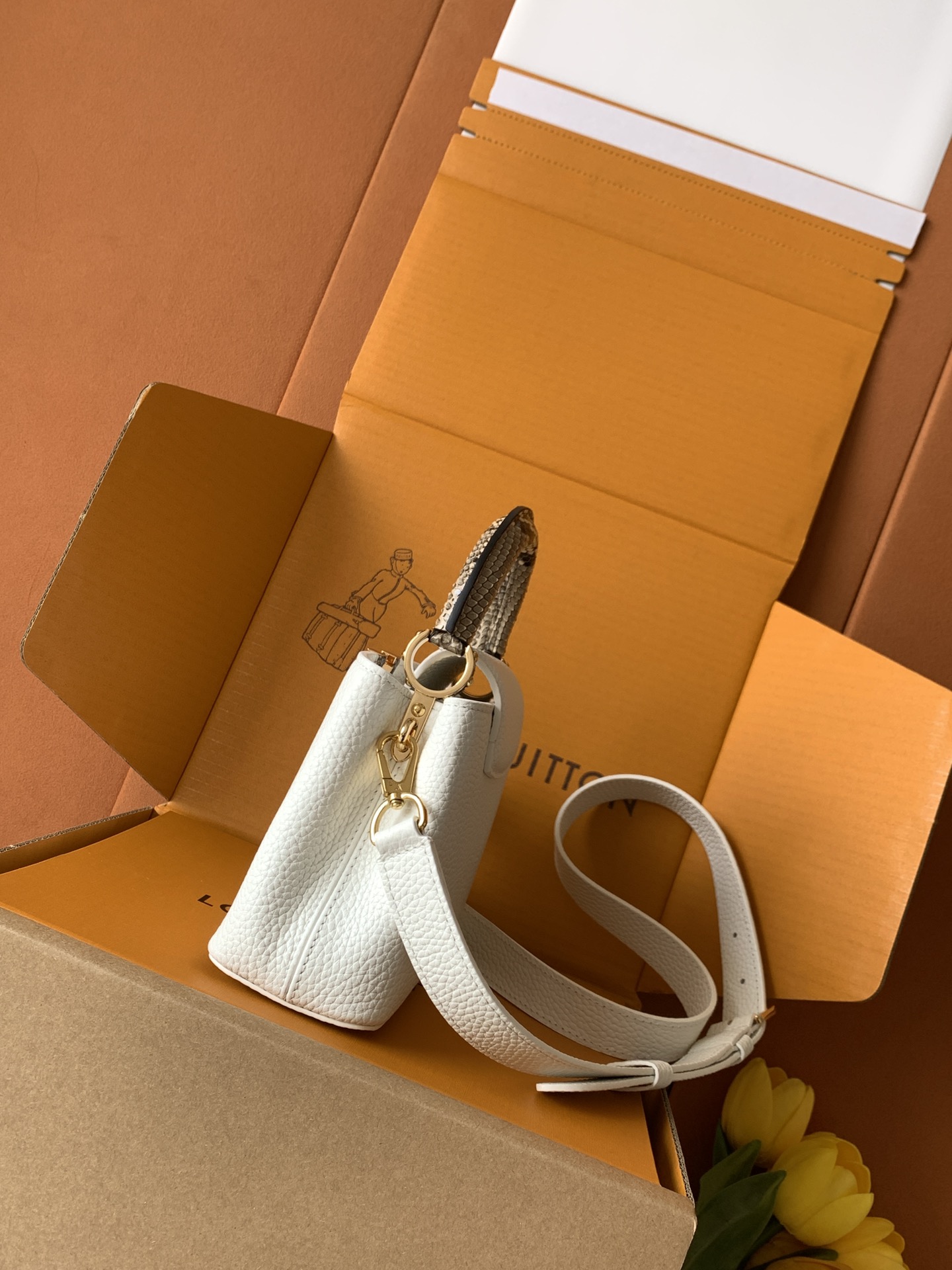 N85515特级全钢 进口牛皮白配亮光蟒蛇金动态163 2024 夏季款 Capucines 迷你手袋取