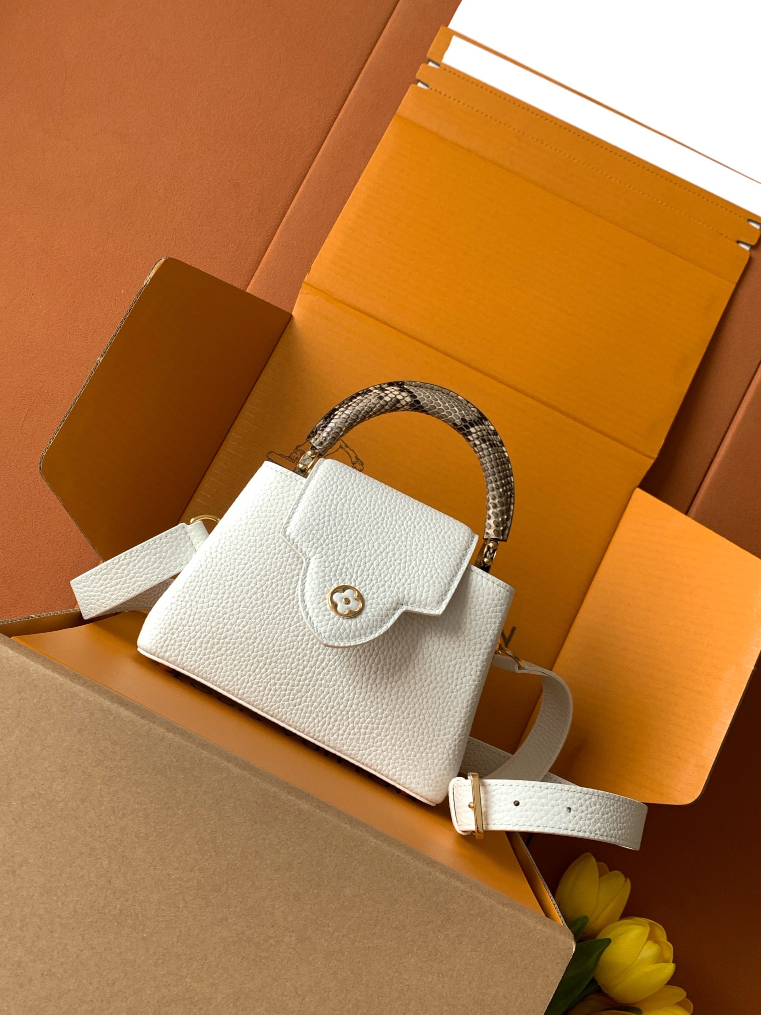 N85515特级全钢 进口牛皮白配亮光蟒蛇金动态163 2024 夏季款 Capucines 迷你手袋取