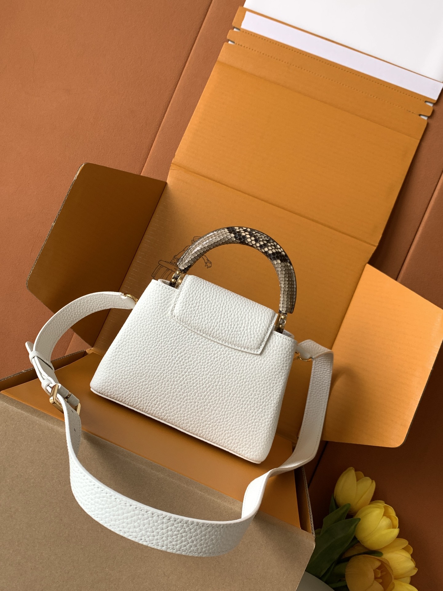 N85515特级全钢 进口牛皮白配亮光蟒蛇金动态163 2024 夏季款 Capucines 迷你手袋取