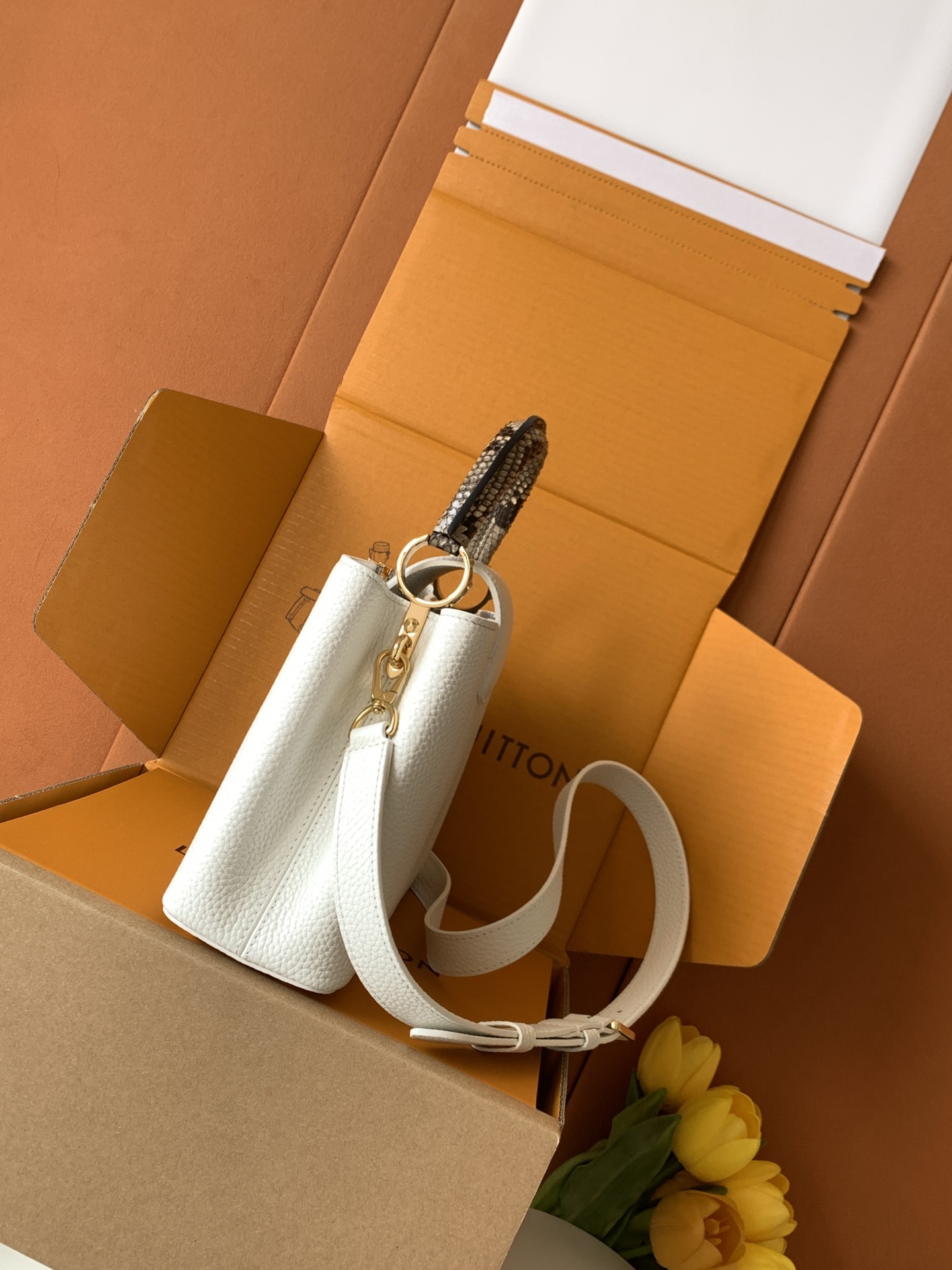 N85514 进口牛皮白配亮光蟒蛇金 进口牛皮 动态163 2024 夏季款 Capucines 迷你手