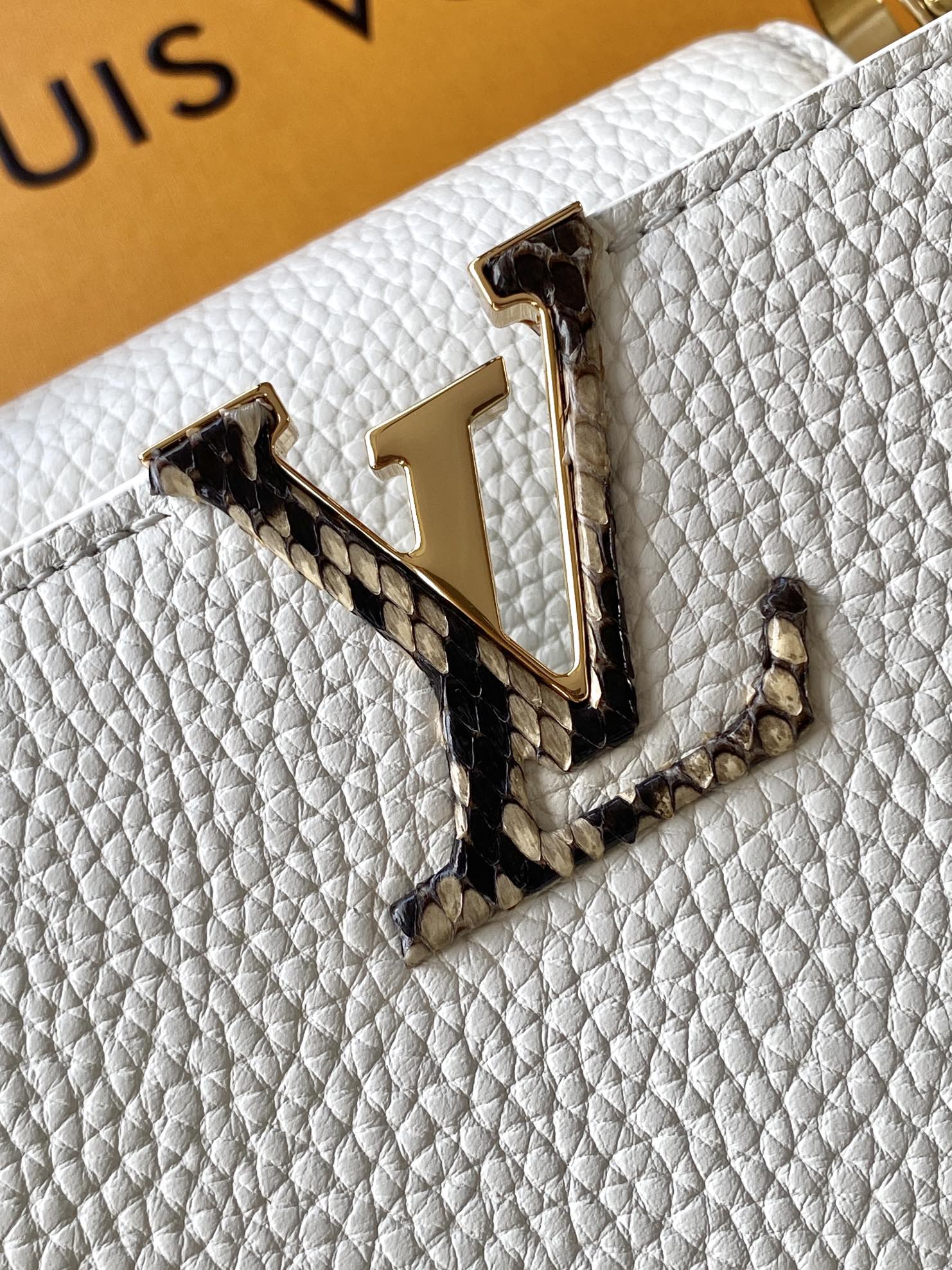 N85514 进口牛皮白配亮光蟒蛇金 进口牛皮 动态163 2024 夏季款 Capucines 迷你手