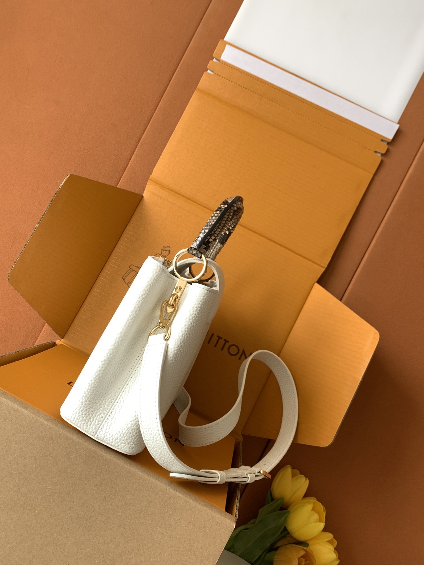 N85514 进口牛皮白配亮光蟒蛇金 进口牛皮 动态163 2024 夏季款 Capucines 迷你手