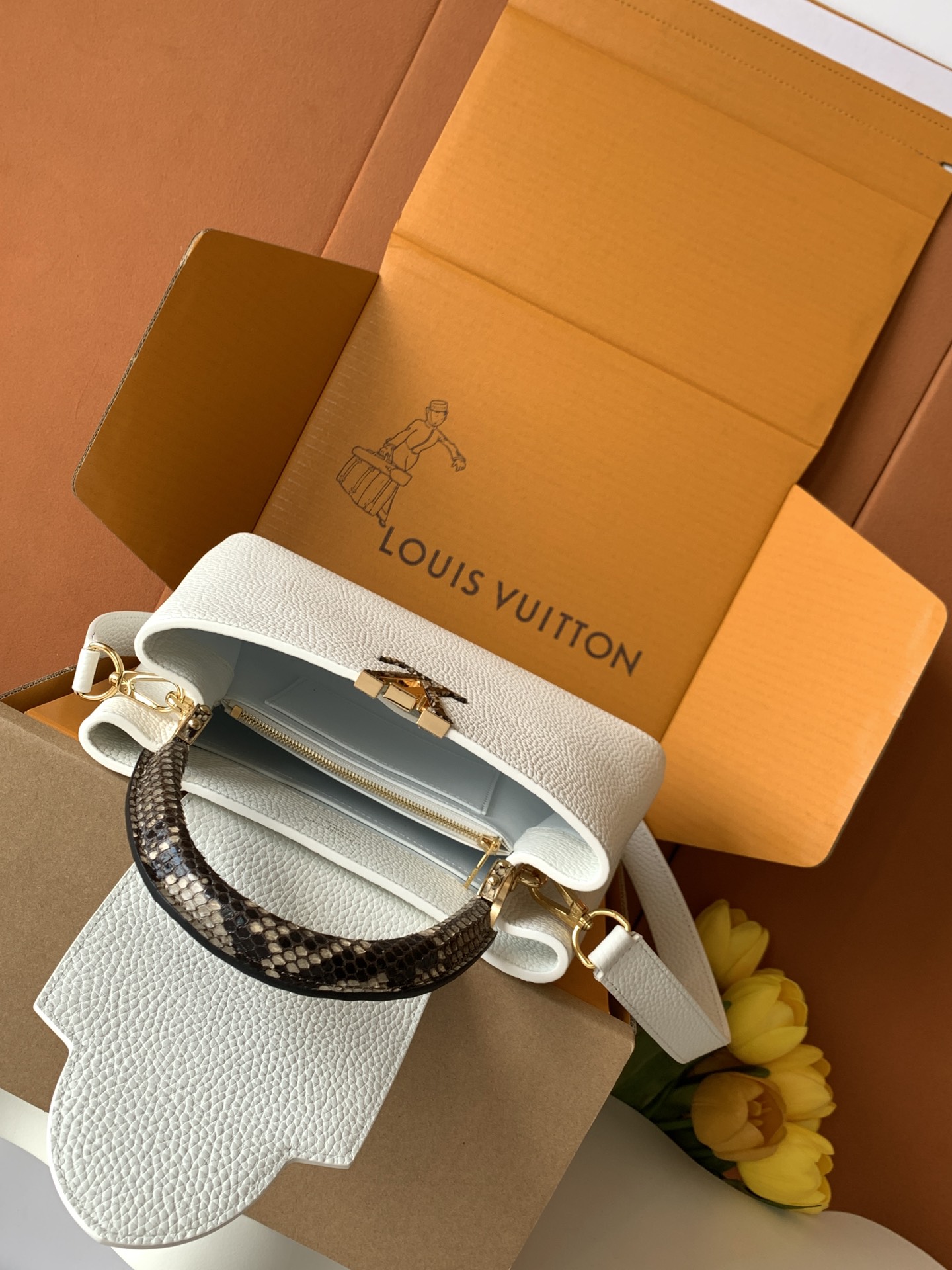 N85514 进口牛皮白配亮光蟒蛇金 进口牛皮 动态163 2024 夏季款 Capucines 迷你手