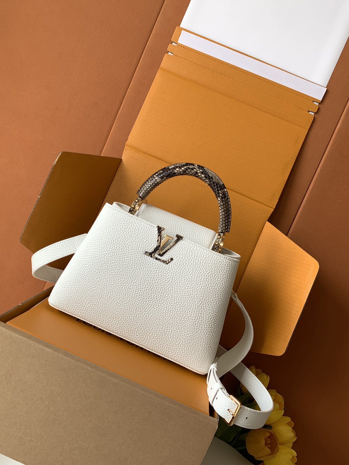 N85514 进口牛皮白配亮光蟒蛇金 进口牛皮 动态163 2024 夏季款 Capucines 迷你手