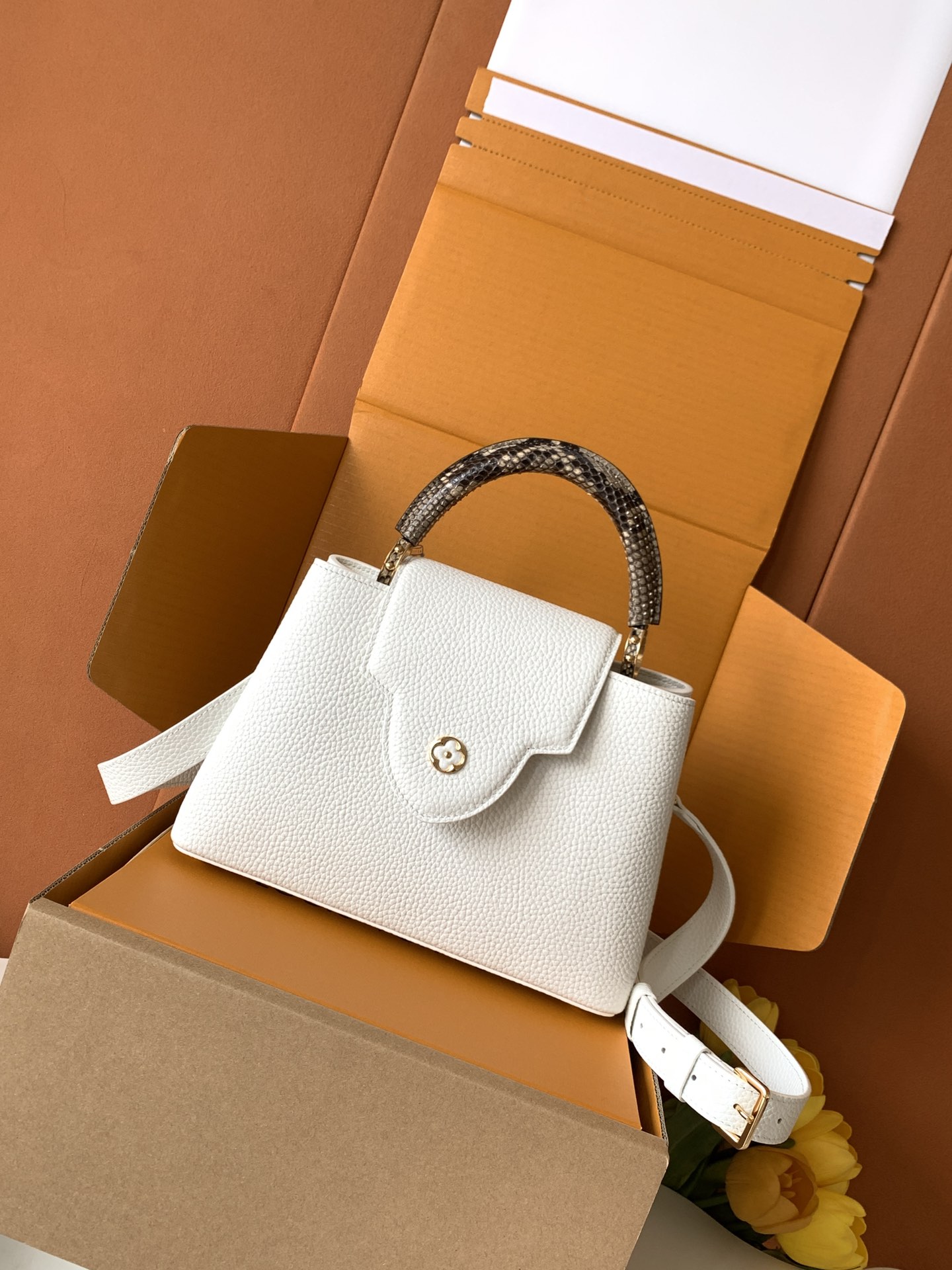 N85514 进口牛皮白配亮光蟒蛇金 进口牛皮 动态163 2024 夏季款 Capucines 迷你手