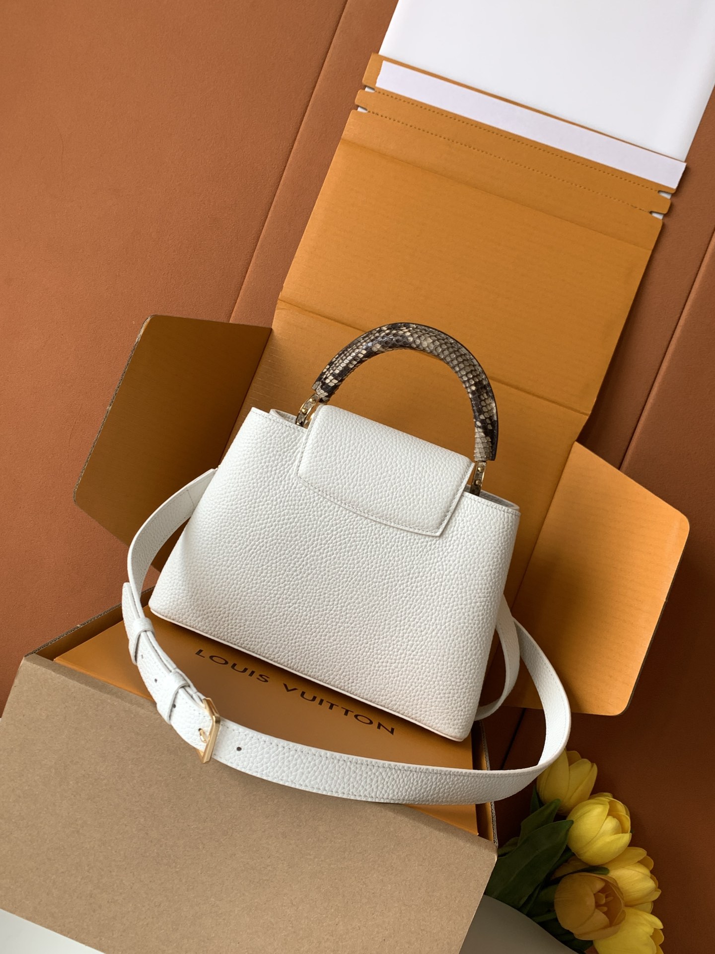 N85514 进口牛皮白配亮光蟒蛇金 进口牛皮 动态163 2024 夏季款 Capucines 迷你手