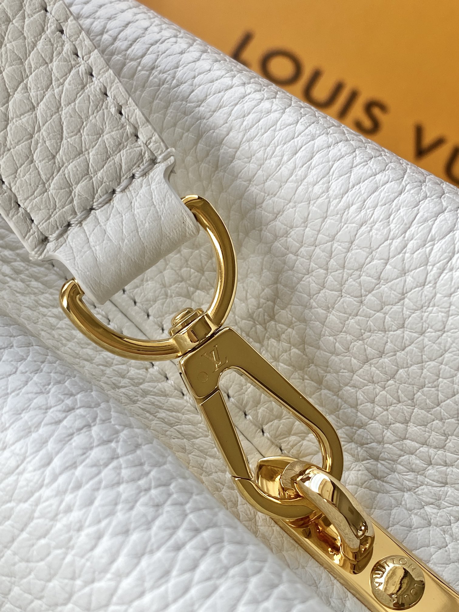 【特级MB新版芯片原厂皮】Capucines 迷你 珍珠白型号：M24728材料：A级全钢五金，进口牛皮