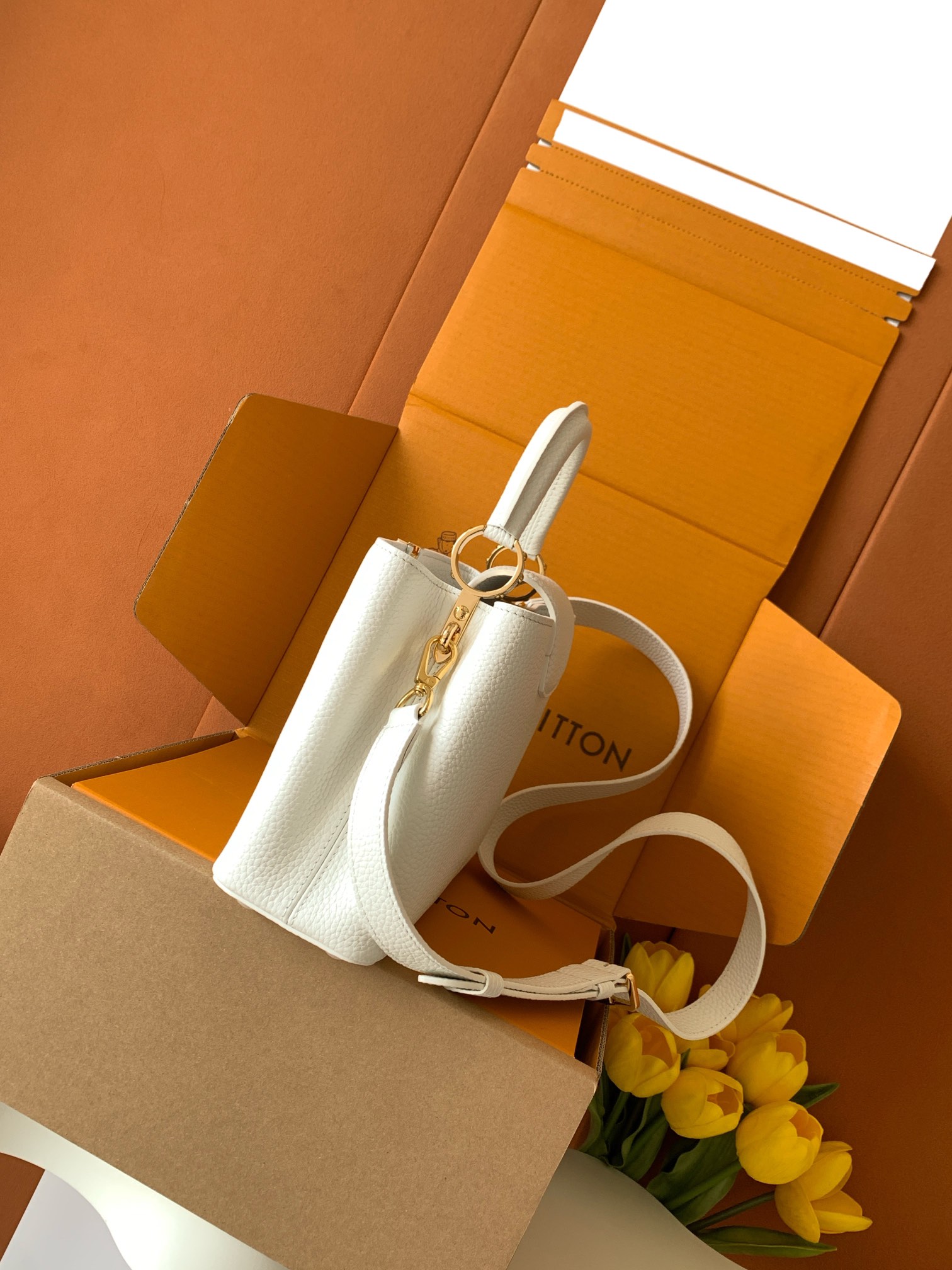 【特级MB新版芯片原厂皮】Capucines 迷你 珍珠白型号：M24728材料：A级全钢五金，进口牛皮