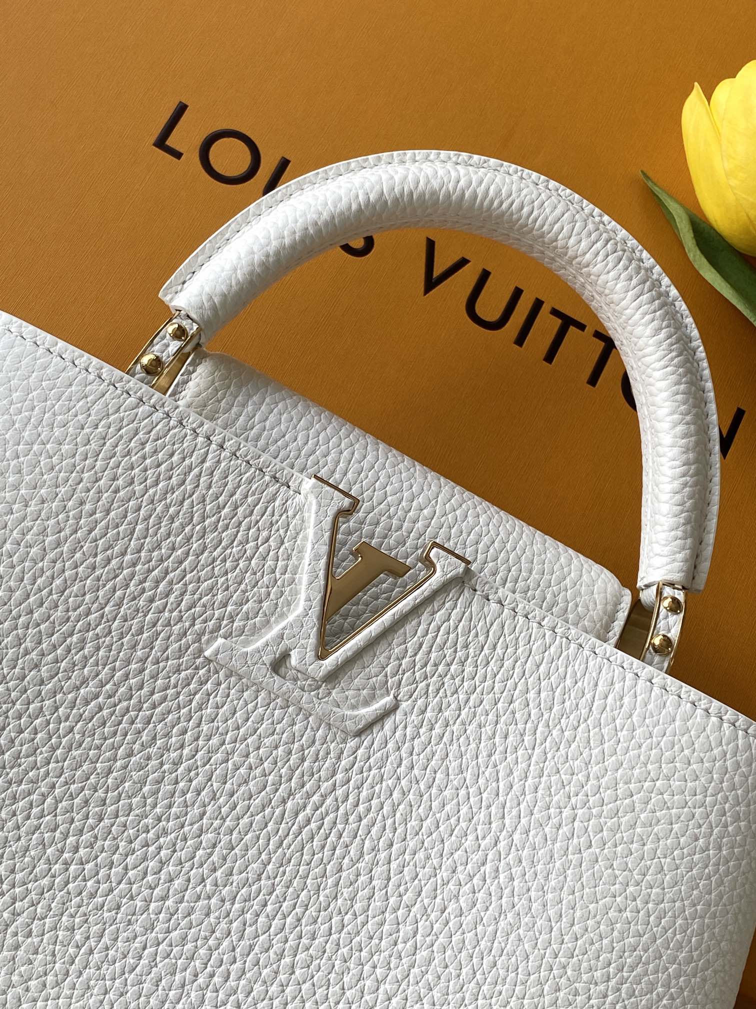 【特级MB新版芯片原厂皮】Capucines 迷你 珍珠白型号：M24728材料：A级全钢五金，进口牛皮