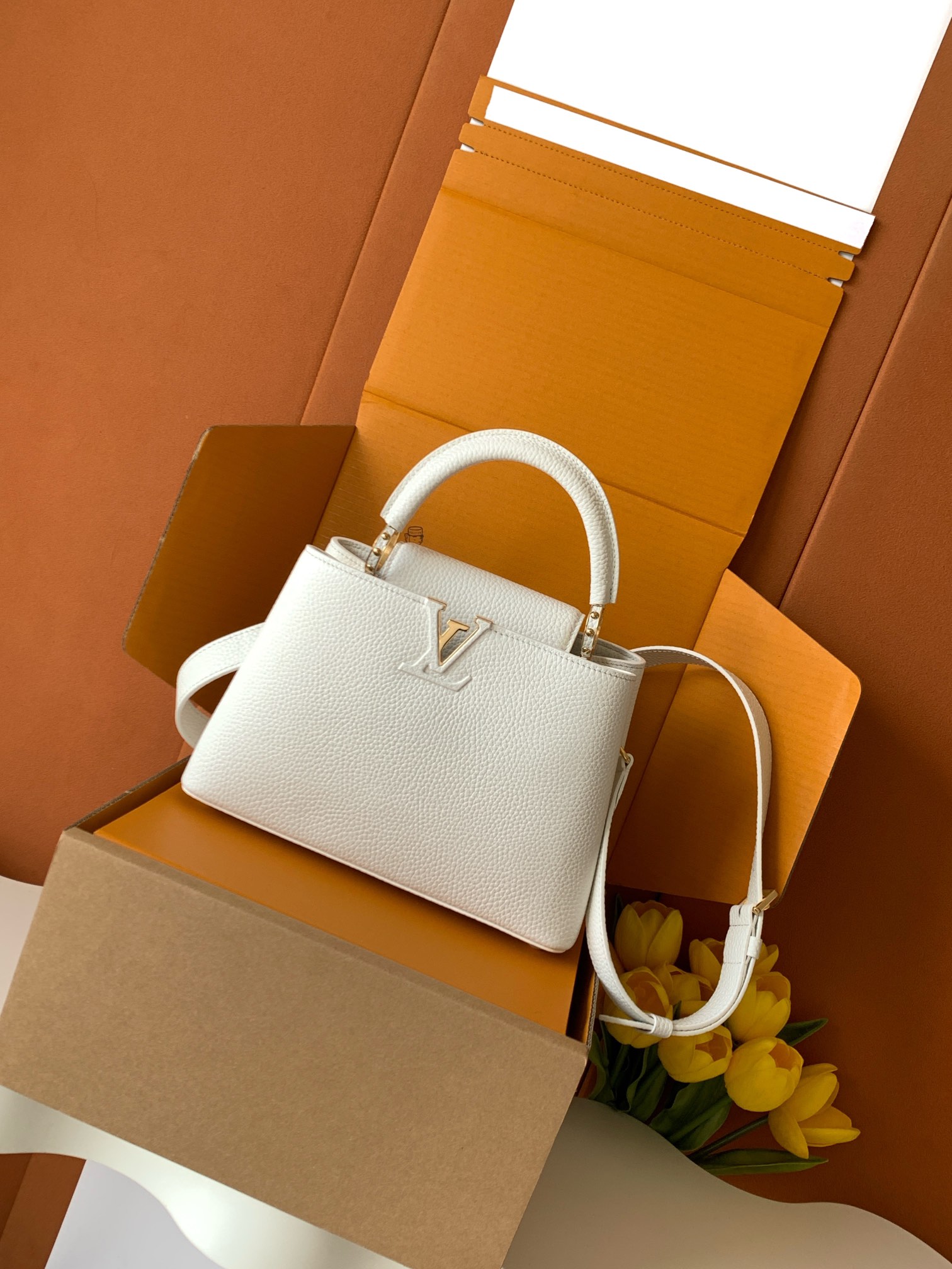 【特级MB新版芯片原厂皮】Capucines 迷你 珍珠白型号：M24728材料：A级全钢五金，进口牛皮