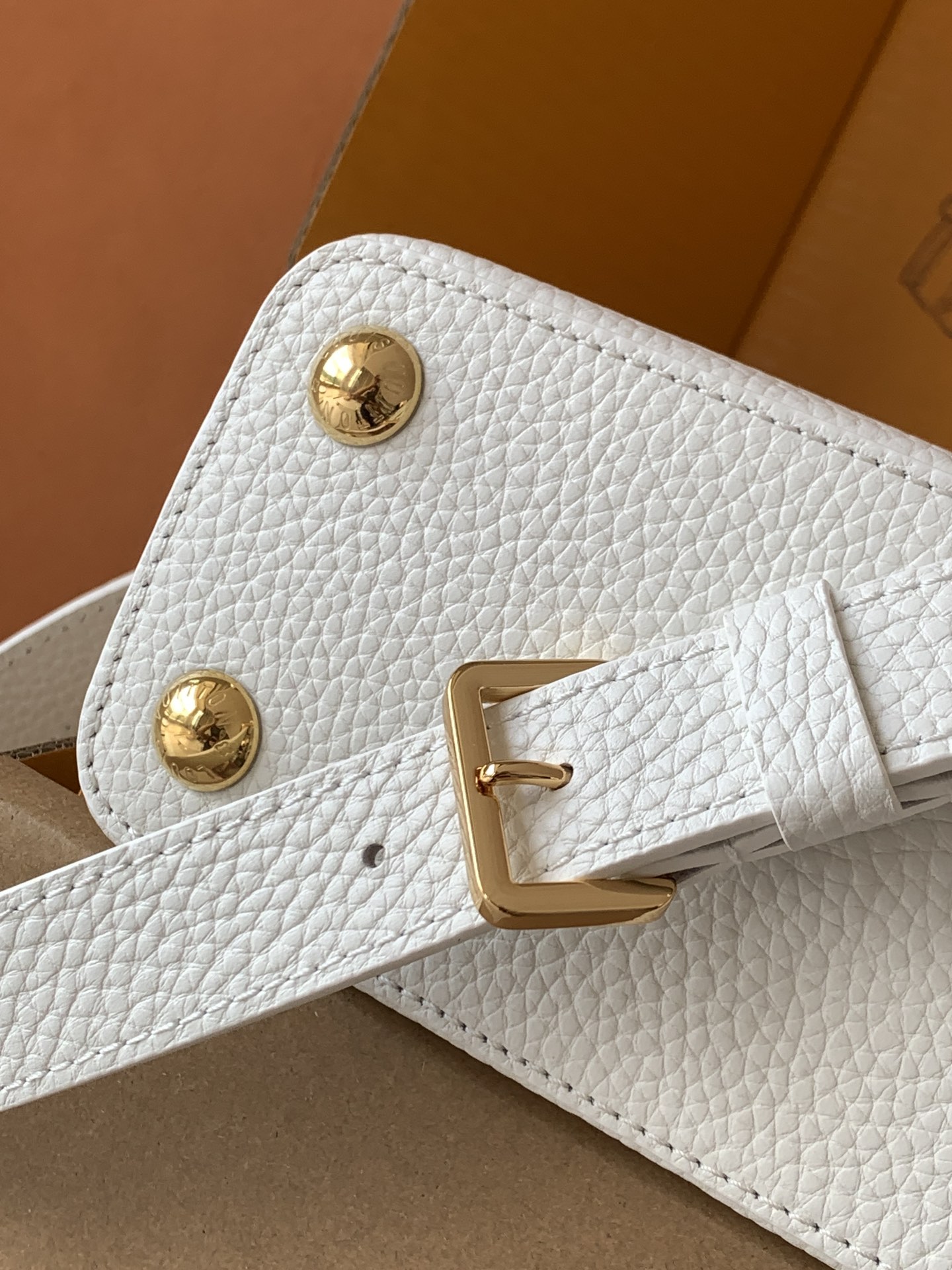 【特级MB新版芯片原厂皮】Capucines 迷你 珍珠白型号：M24728材料：A级全钢五金，进口牛皮