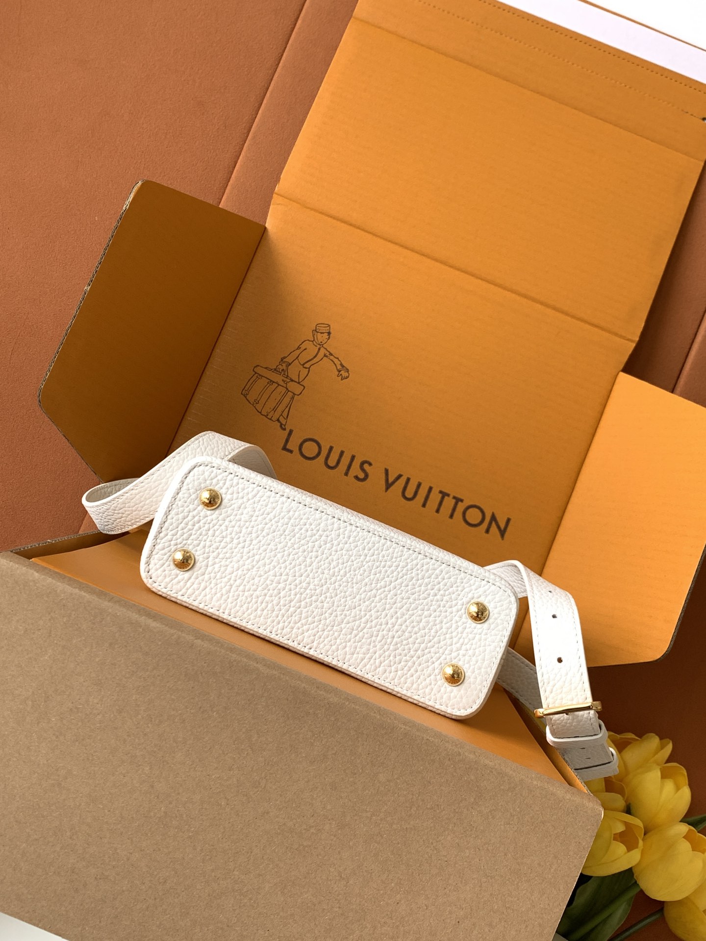 【特级MB新版芯片原厂皮】Capucines 迷你 珍珠白型号：M24729材料：A级全钢五金，进口牛皮