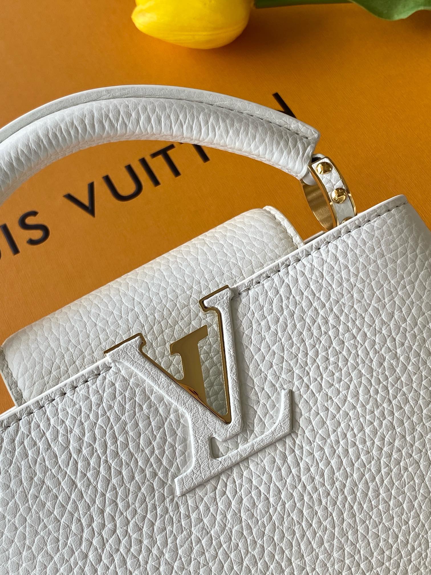 【特级MB新版芯片原厂皮】Capucines 迷你 珍珠白型号：M24729材料：A级全钢五金，进口牛皮