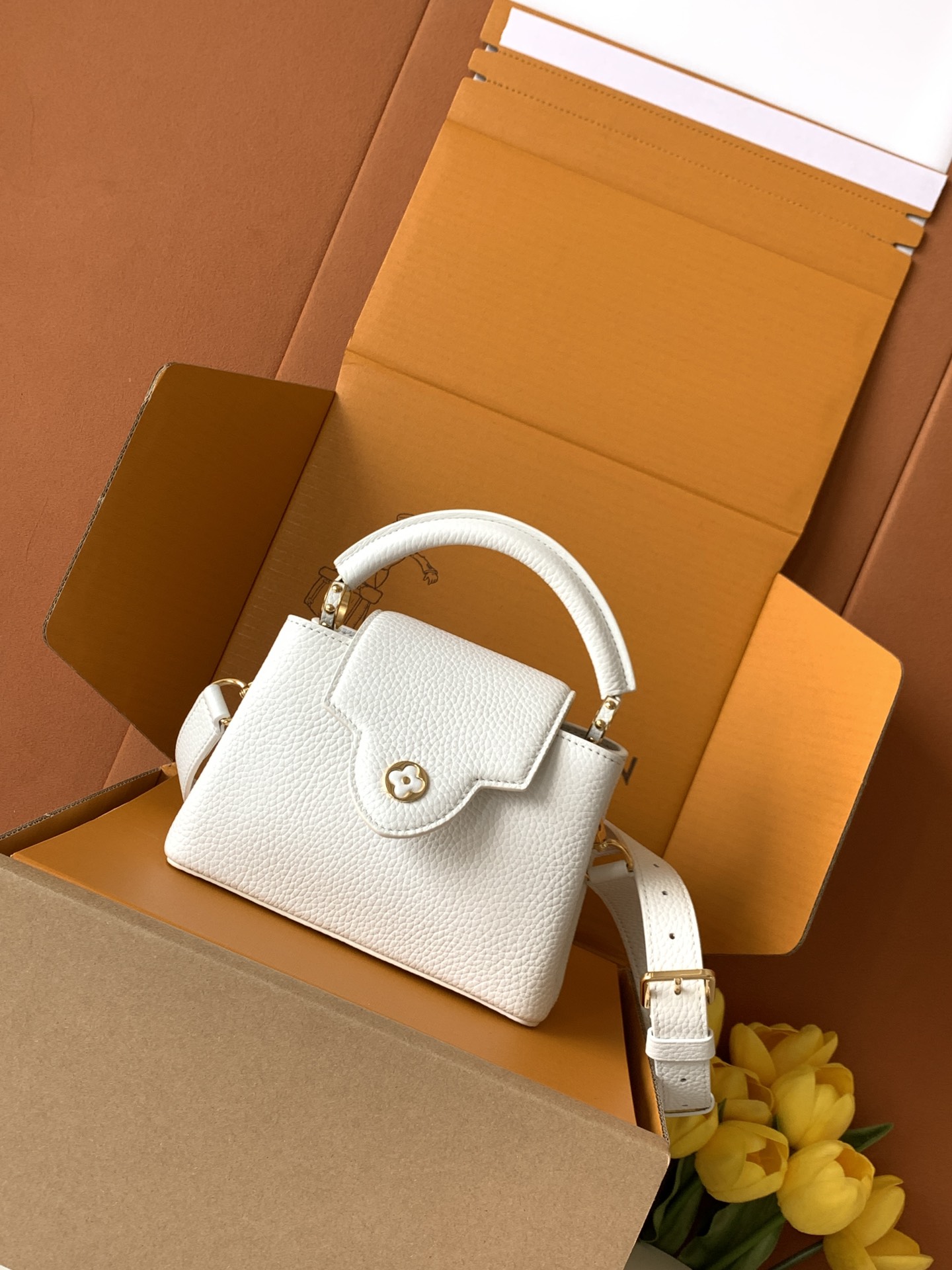 【特级MB新版芯片原厂皮】Capucines 迷你 珍珠白型号：M24729材料：A级全钢五金，进口牛皮