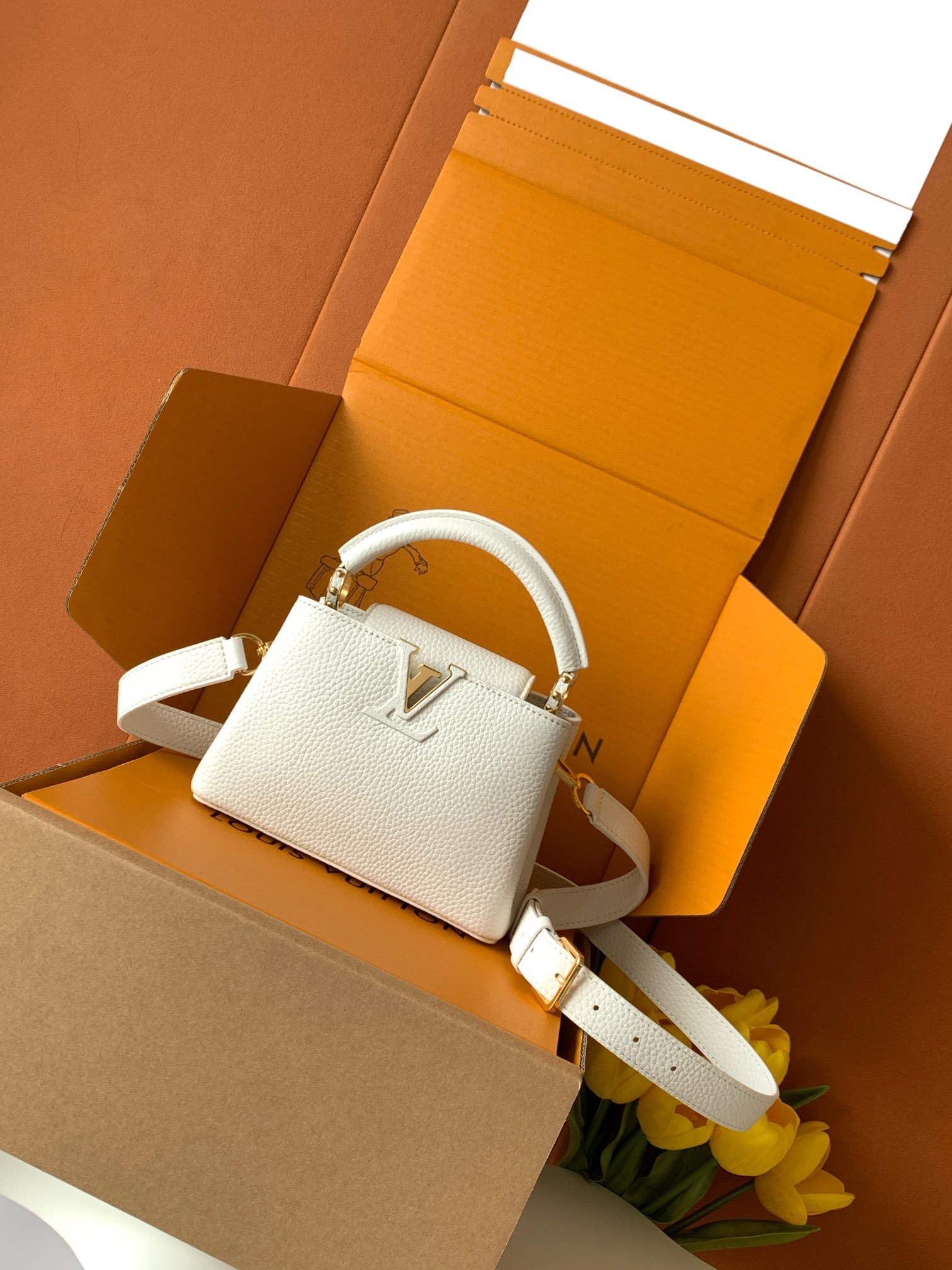 【特级MB新版芯片原厂皮】Capucines 迷你 珍珠白型号：M24729材料：A级全钢五金，进口牛皮