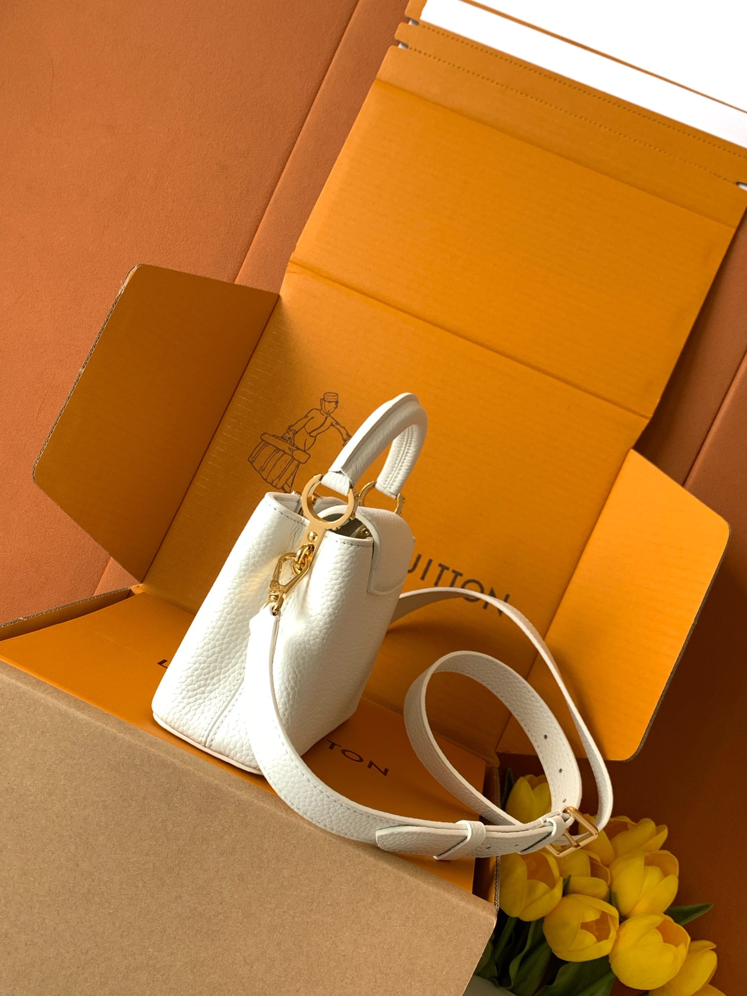 【特级MB新版芯片原厂皮】Capucines 迷你 珍珠白型号：M24729材料：A级全钢五金，进口牛皮