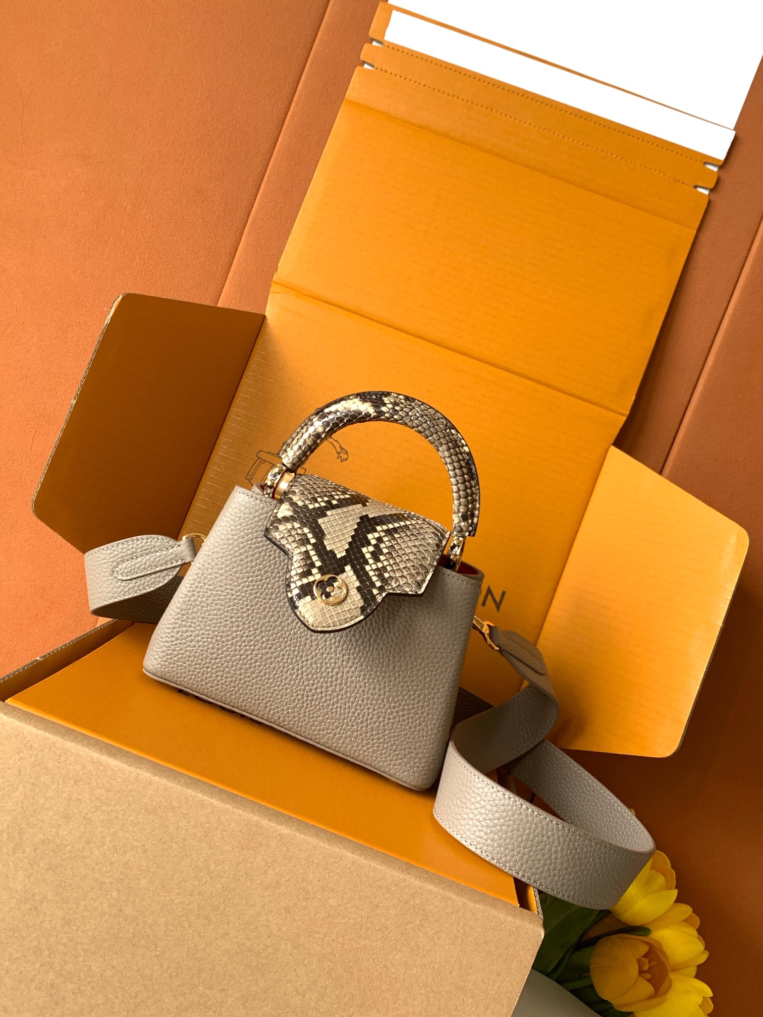 【全钢五金 进口牛皮 N82067灰粉配巴黎粉蟒蛇金扣】此款包身为粒面 Taurillon 进口皮革，搭