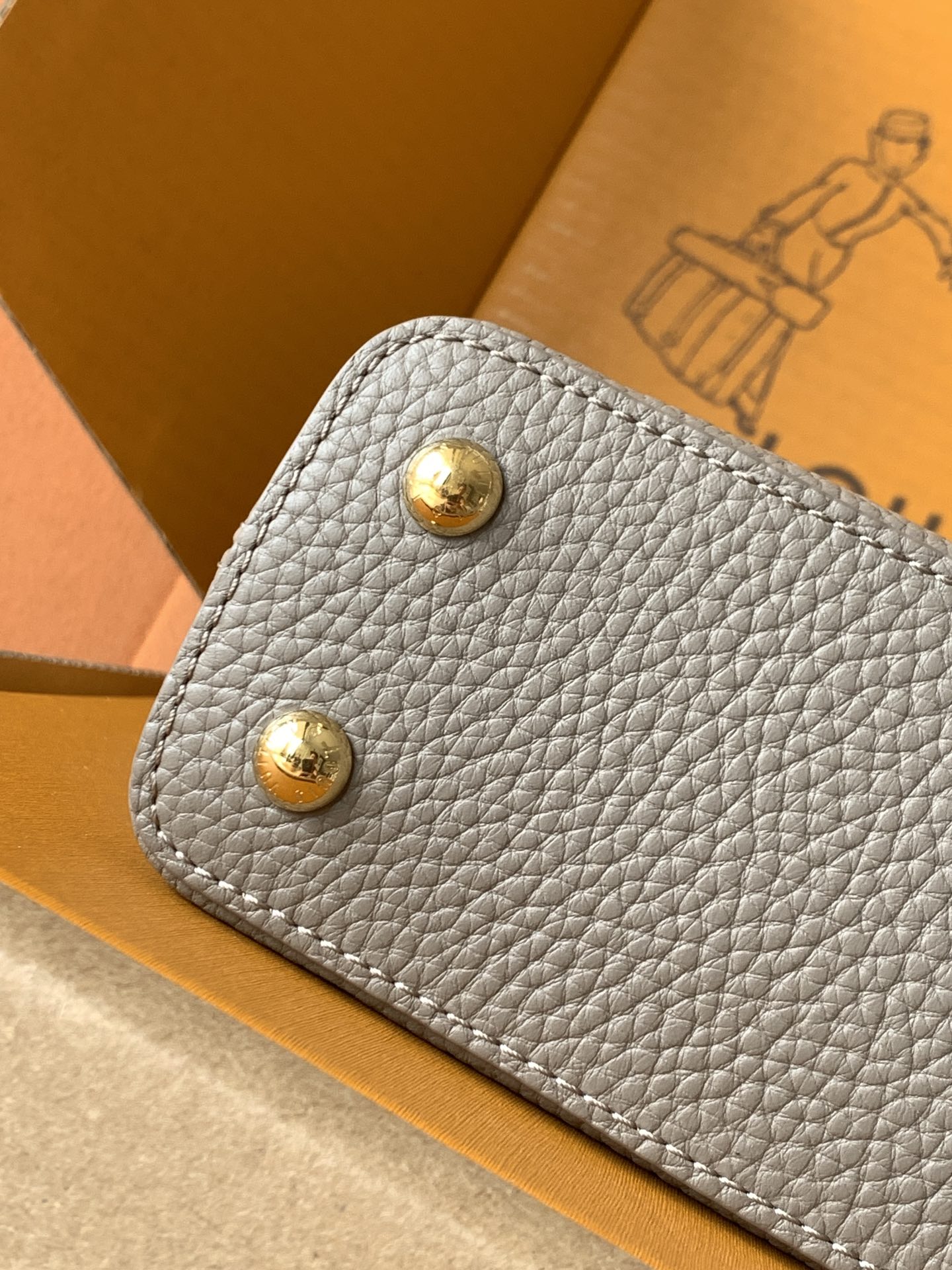 【全钢五金 进口牛皮 N82067灰粉配巴黎粉蟒蛇金扣】此款包身为粒面 Taurillon 进口皮革，搭