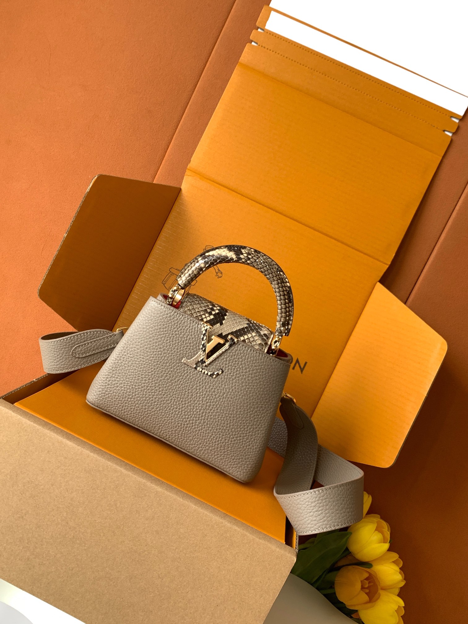 【全钢五金 进口牛皮 N82067灰粉配巴黎粉蟒蛇金扣】此款包身为粒面 Taurillon 进口皮革，搭