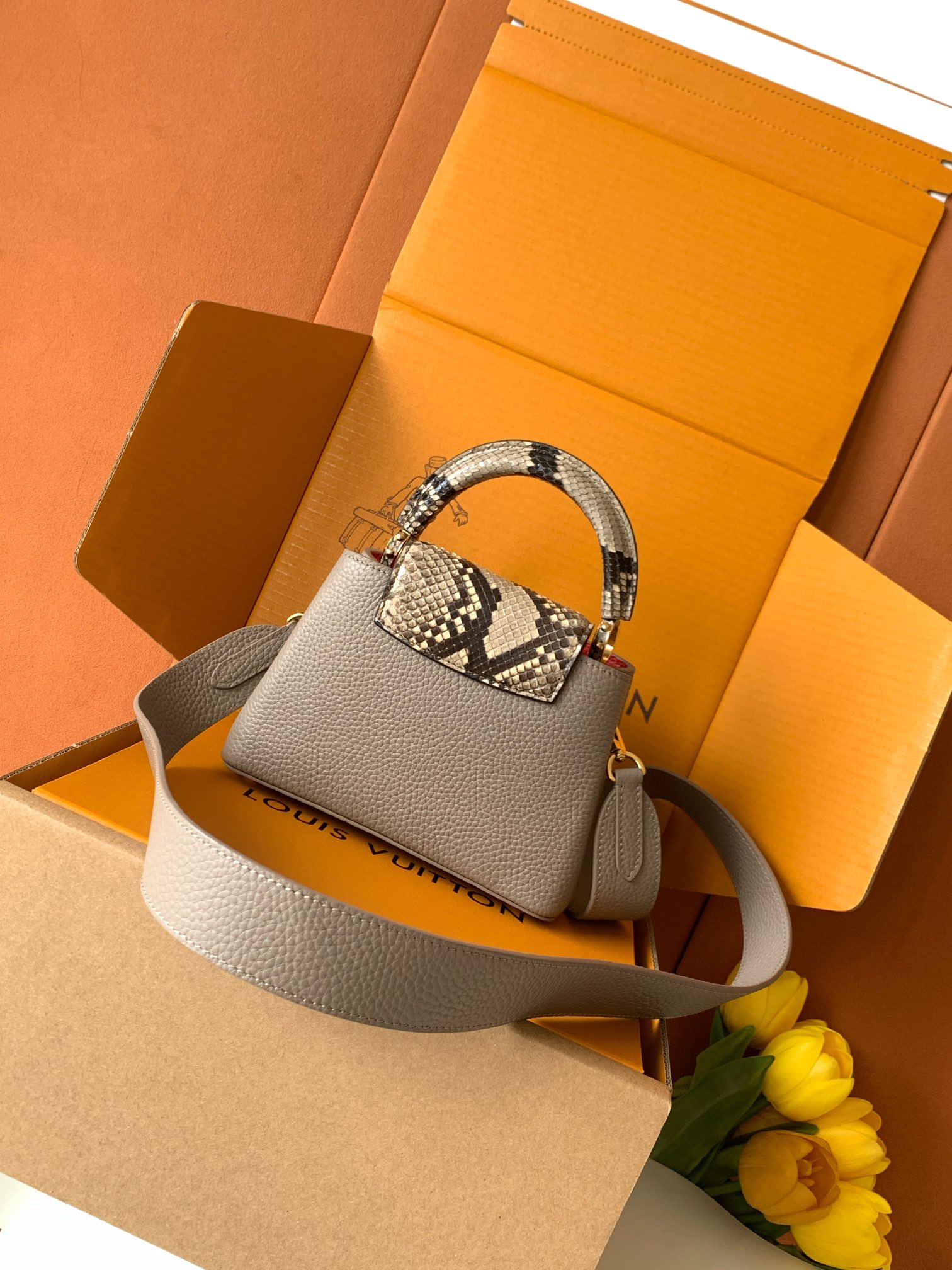 【全钢五金 进口牛皮 N82067灰粉配巴黎粉蟒蛇金扣】此款包身为粒面 Taurillon 进口皮革，搭