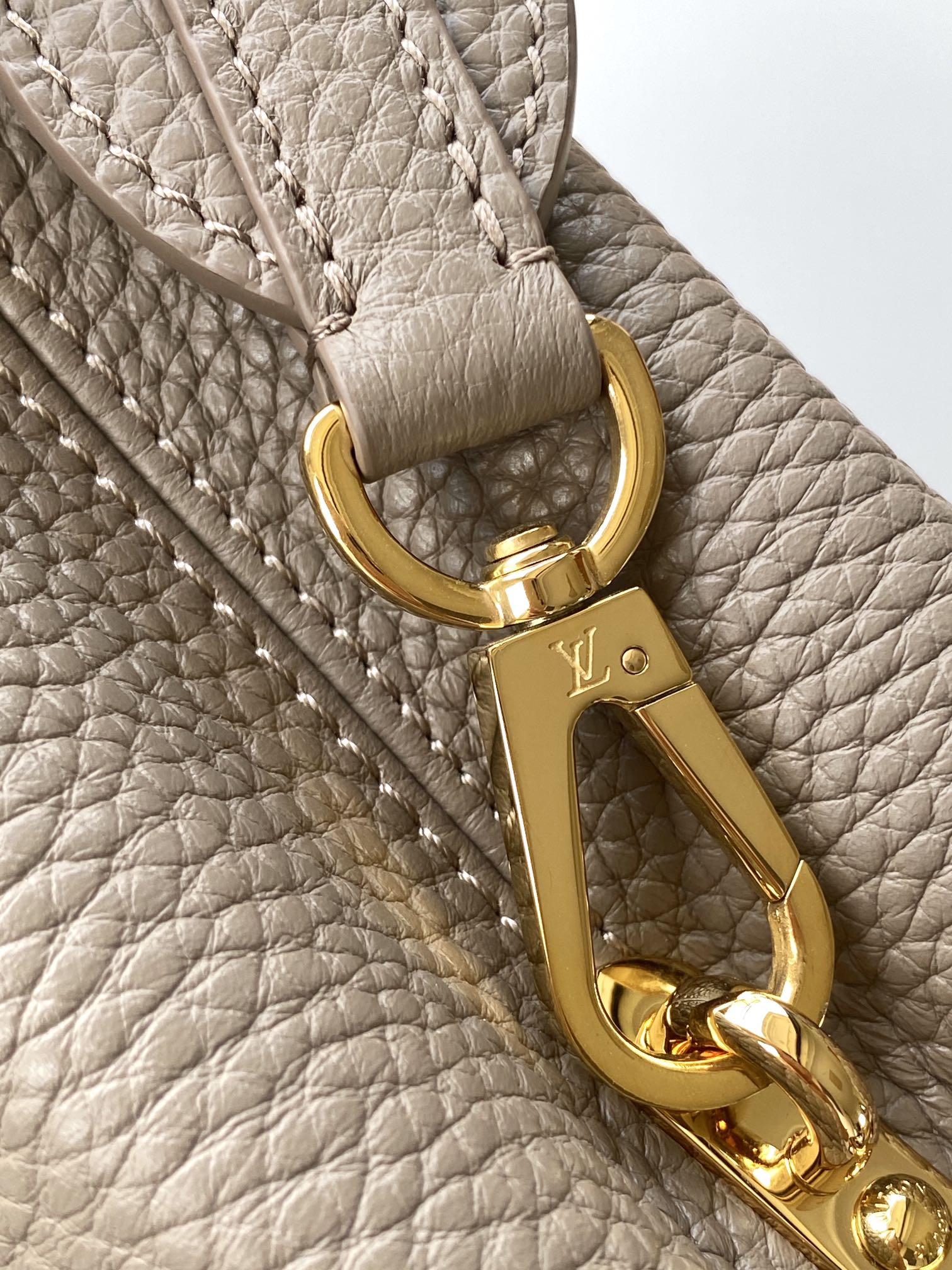 【全钢五金 进口牛皮 N82067灰粉配巴黎粉蟒蛇金扣】此款包身为粒面 Taurillon 进口皮革，搭