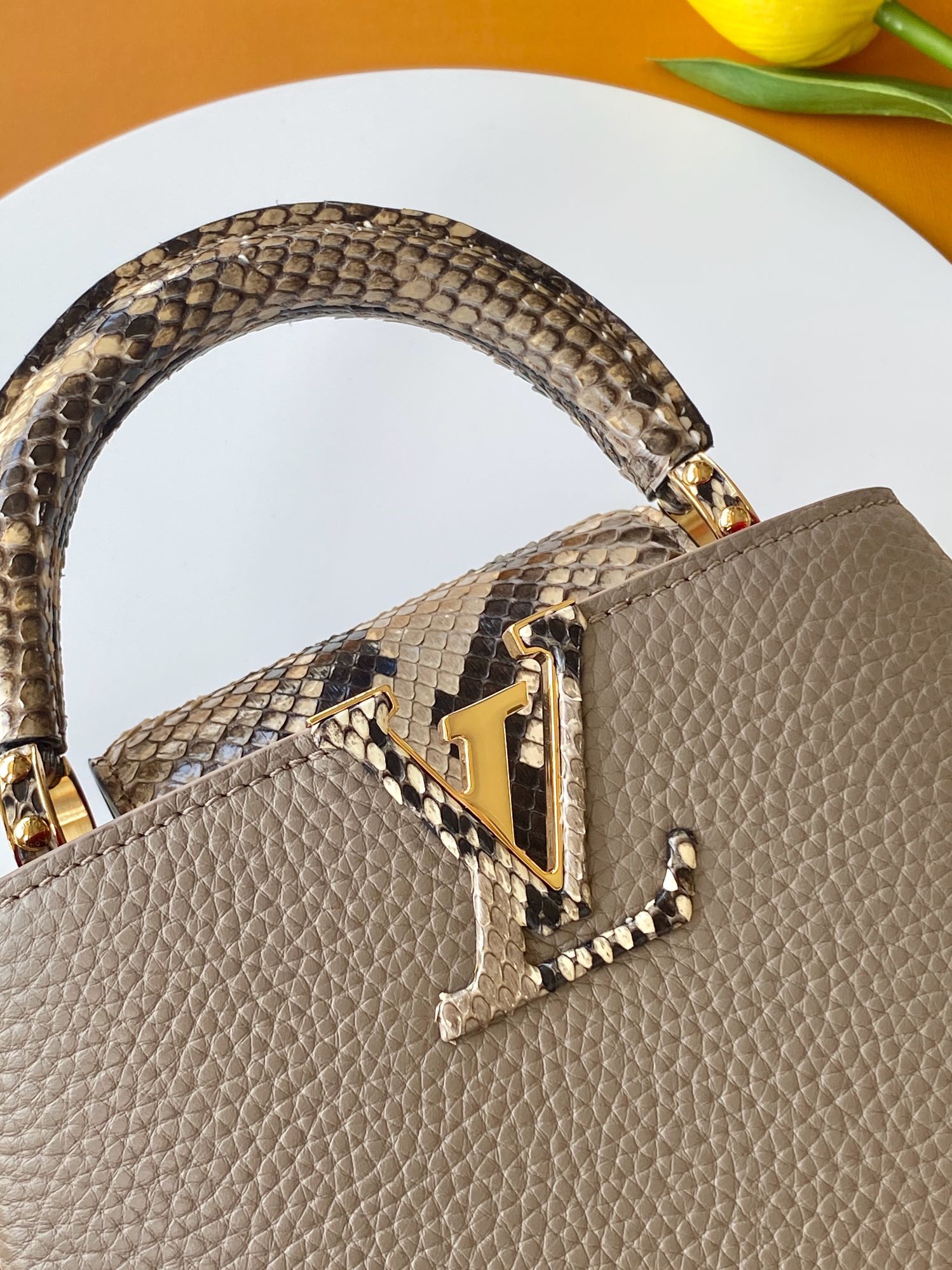 【全钢五金 进口牛皮 N82067灰粉配巴黎粉蟒蛇金扣】此款包身为粒面 Taurillon 进口皮革，搭