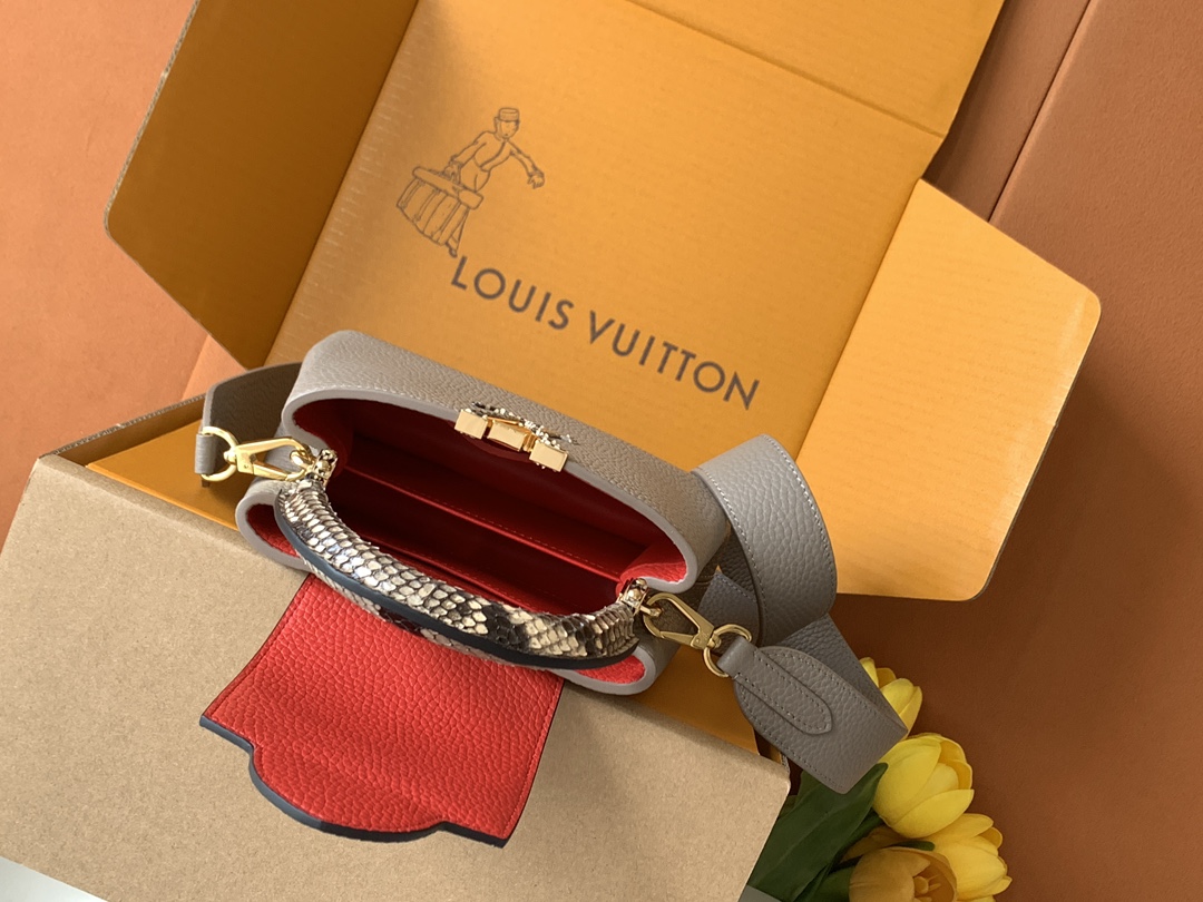 【全钢五金 进口牛皮 N82067灰粉配巴黎粉蟒蛇金扣】此款包身为粒面 Taurillon 进口皮革，搭