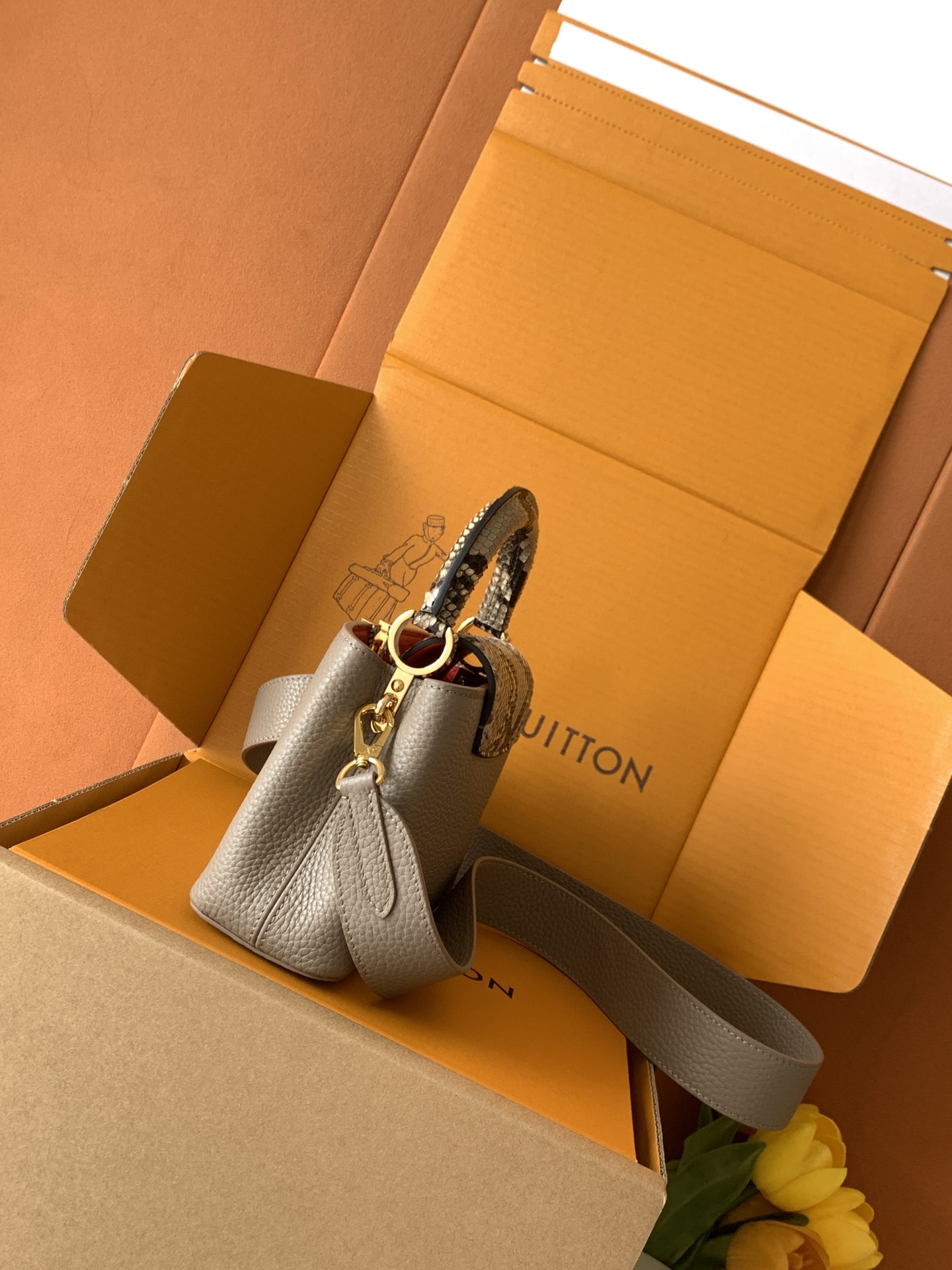 【全钢五金 进口牛皮 N82067灰粉配巴黎粉蟒蛇金扣】此款包身为粒面 Taurillon 进口皮革，搭