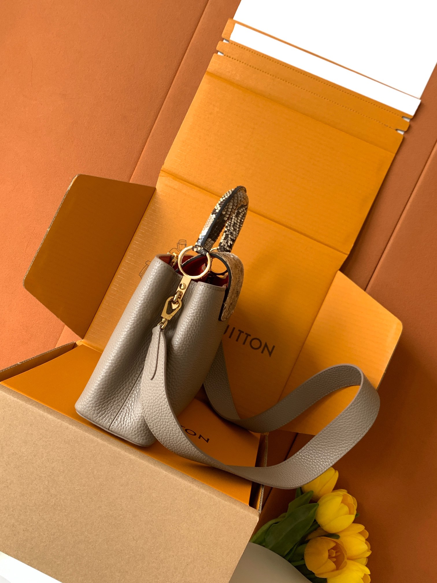 【全钢五金 进口牛皮💋 N82068灰粉配巴黎粉蟒蛇金扣】此款包身为粒面 Taurillon进口 皮革，