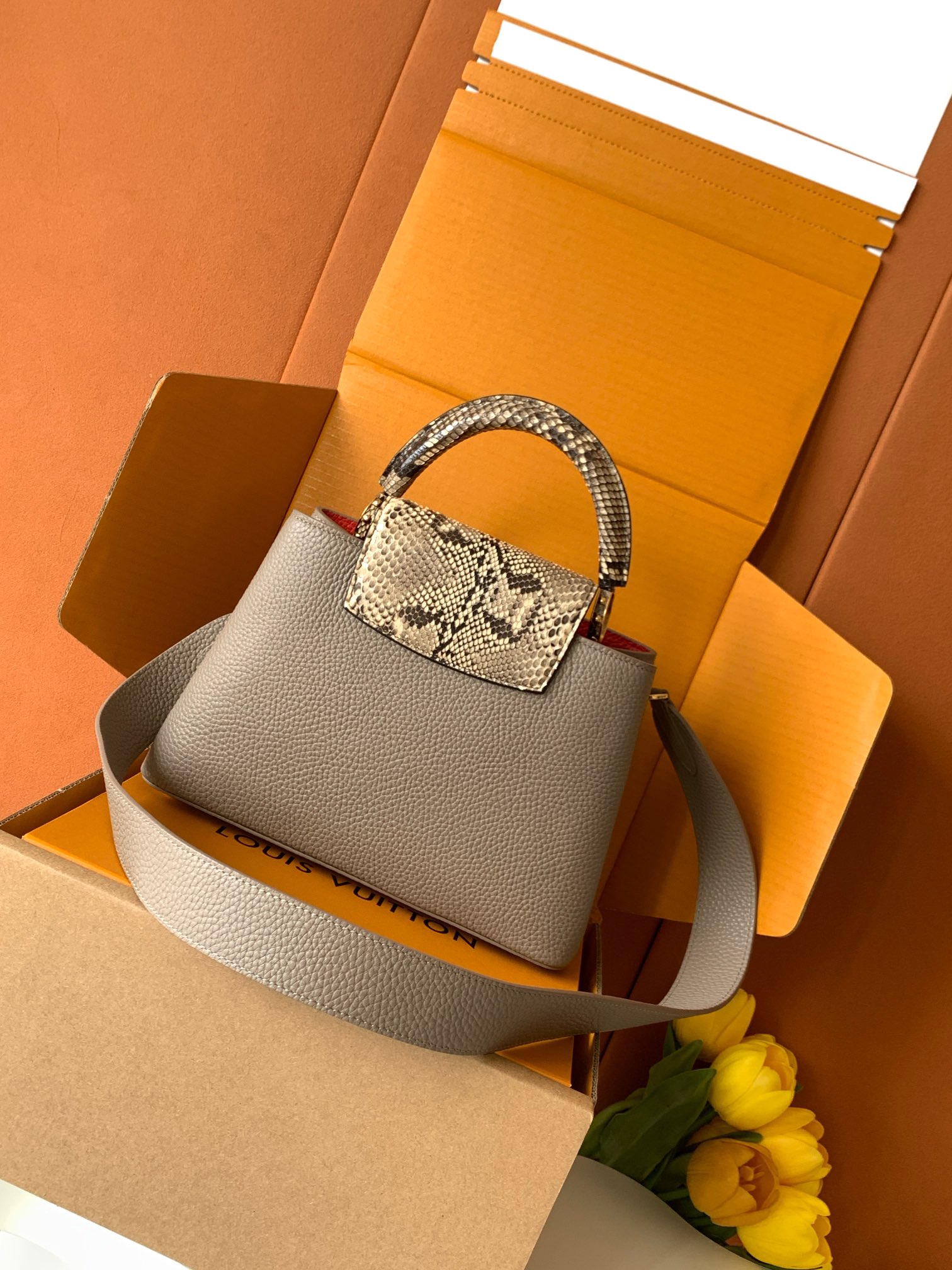 【全钢五金 进口牛皮💋 N82068灰粉配巴黎粉蟒蛇金扣】此款包身为粒面 Taurillon进口 皮革，