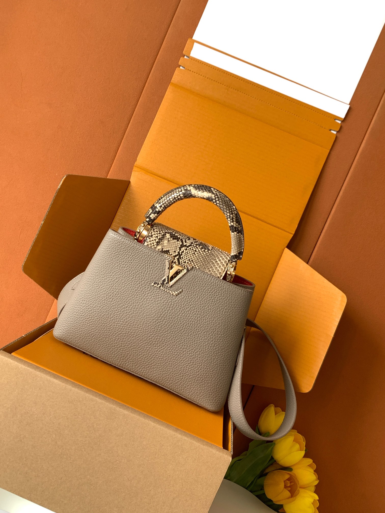 【全钢五金 进口牛皮💋 N82068灰粉配巴黎粉蟒蛇金扣】此款包身为粒面 Taurillon进口 皮革，