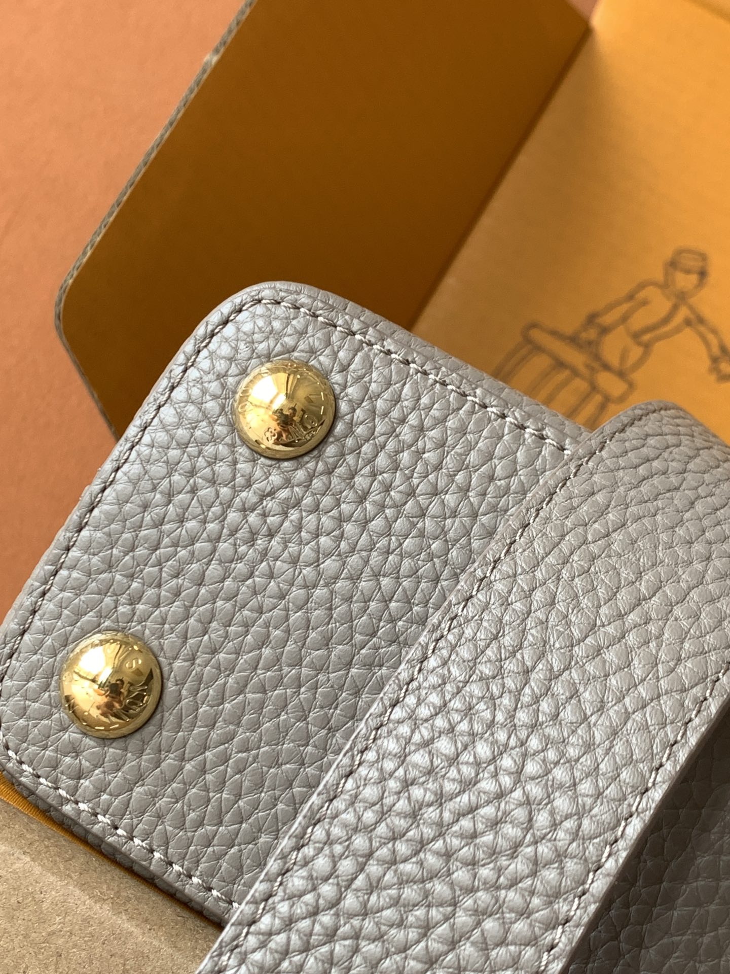 【全钢五金 进口牛皮💋 N82068灰粉配巴黎粉蟒蛇金扣】此款包身为粒面 Taurillon进口 皮革，