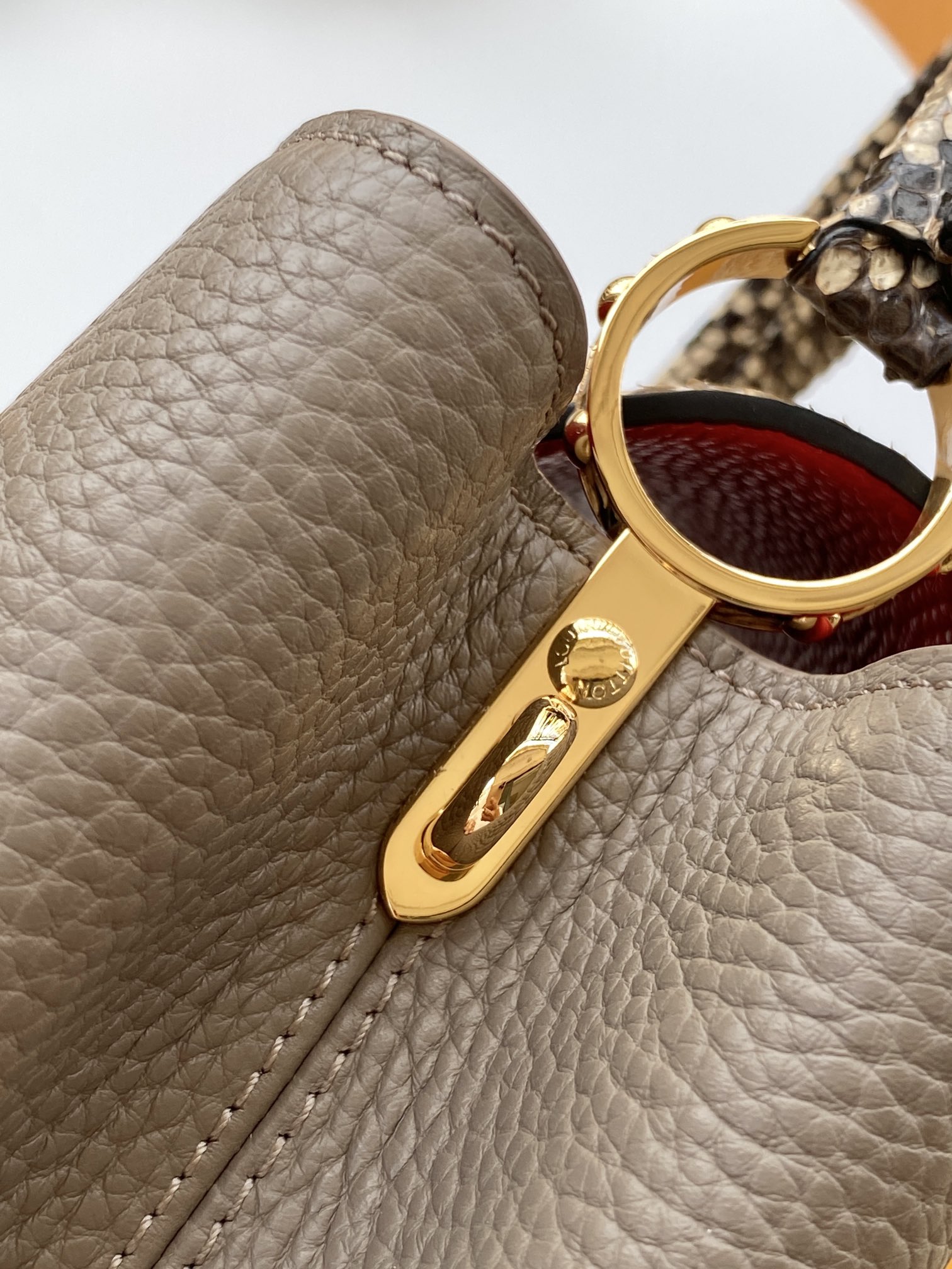 【全钢五金 进口牛皮💋 N82068灰粉配巴黎粉蟒蛇金扣】此款包身为粒面 Taurillon进口 皮革，