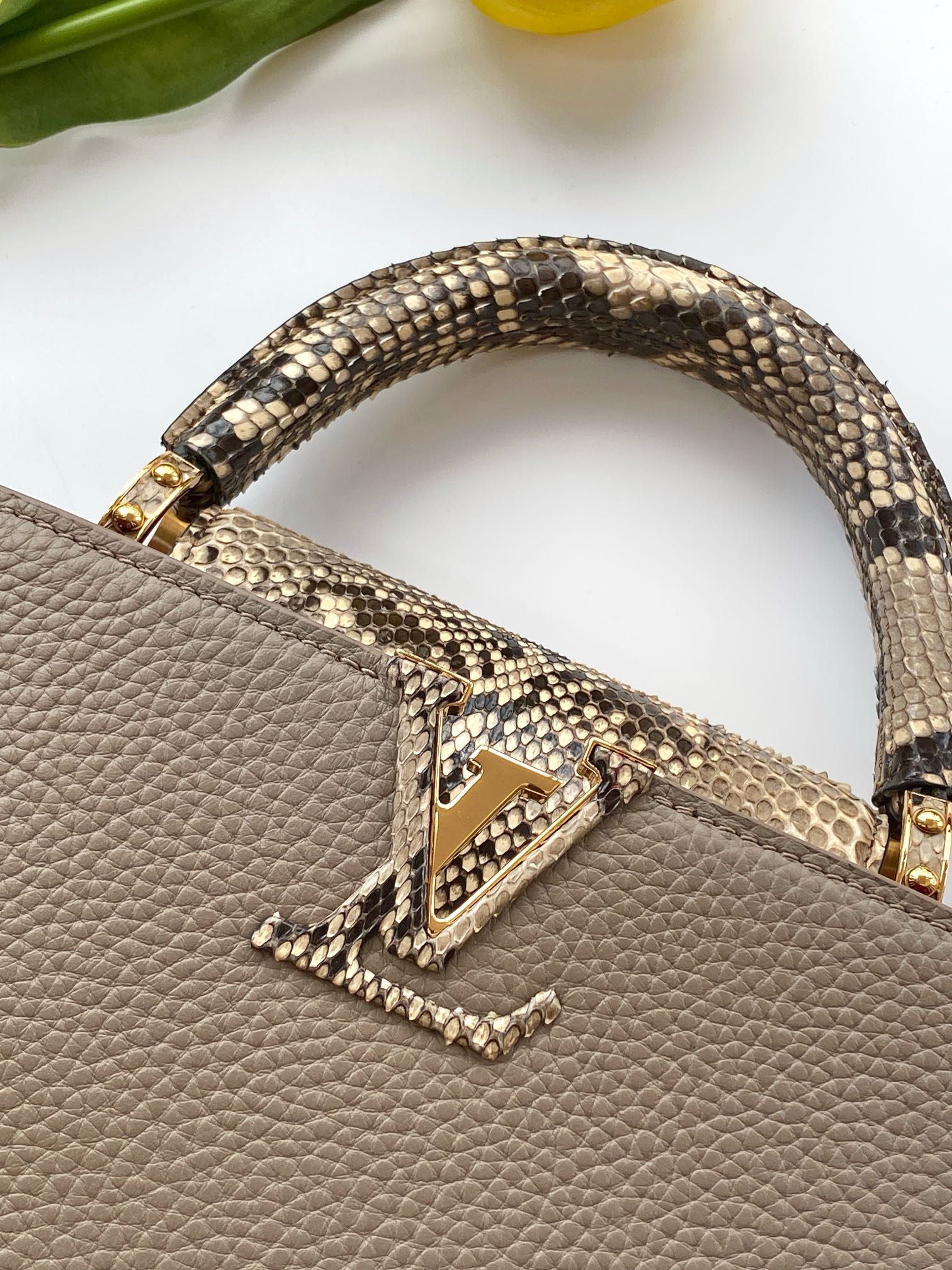 【全钢五金 进口牛皮💋 N82068灰粉配巴黎粉蟒蛇金扣】此款包身为粒面 Taurillon进口 皮革，